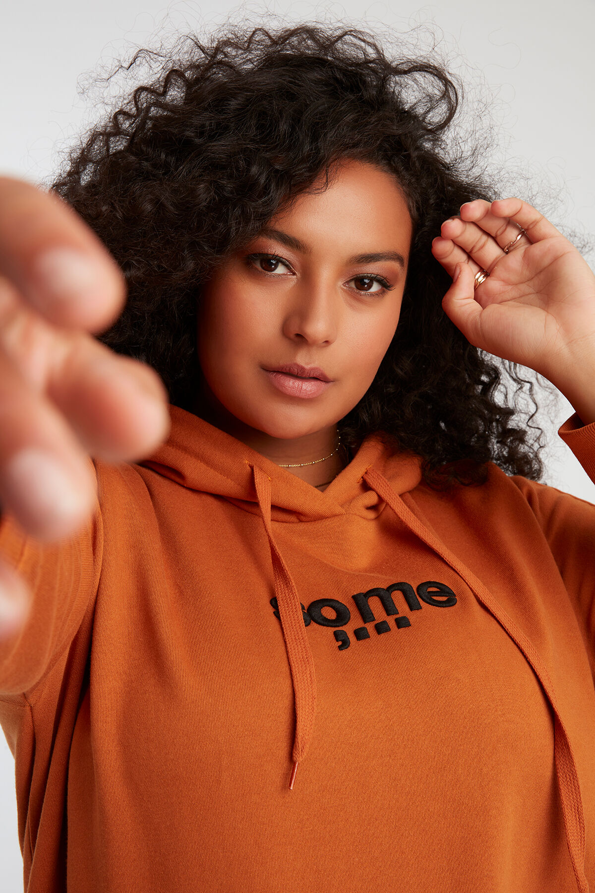 Sweater-Kleid mit Kapuze image number 4