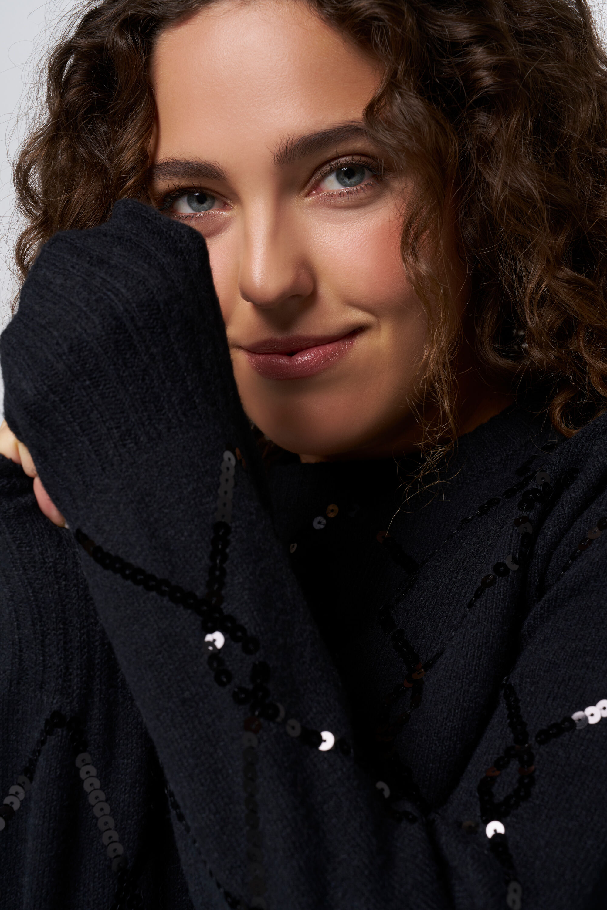 Pullover mit Pailletten image number 4