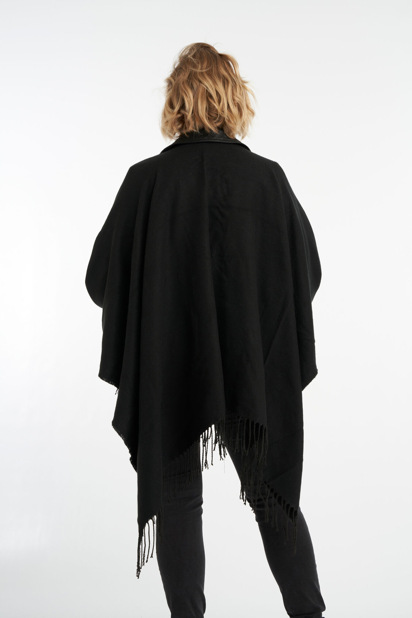 Cape mit Nietenmuster und Fransen image number 2