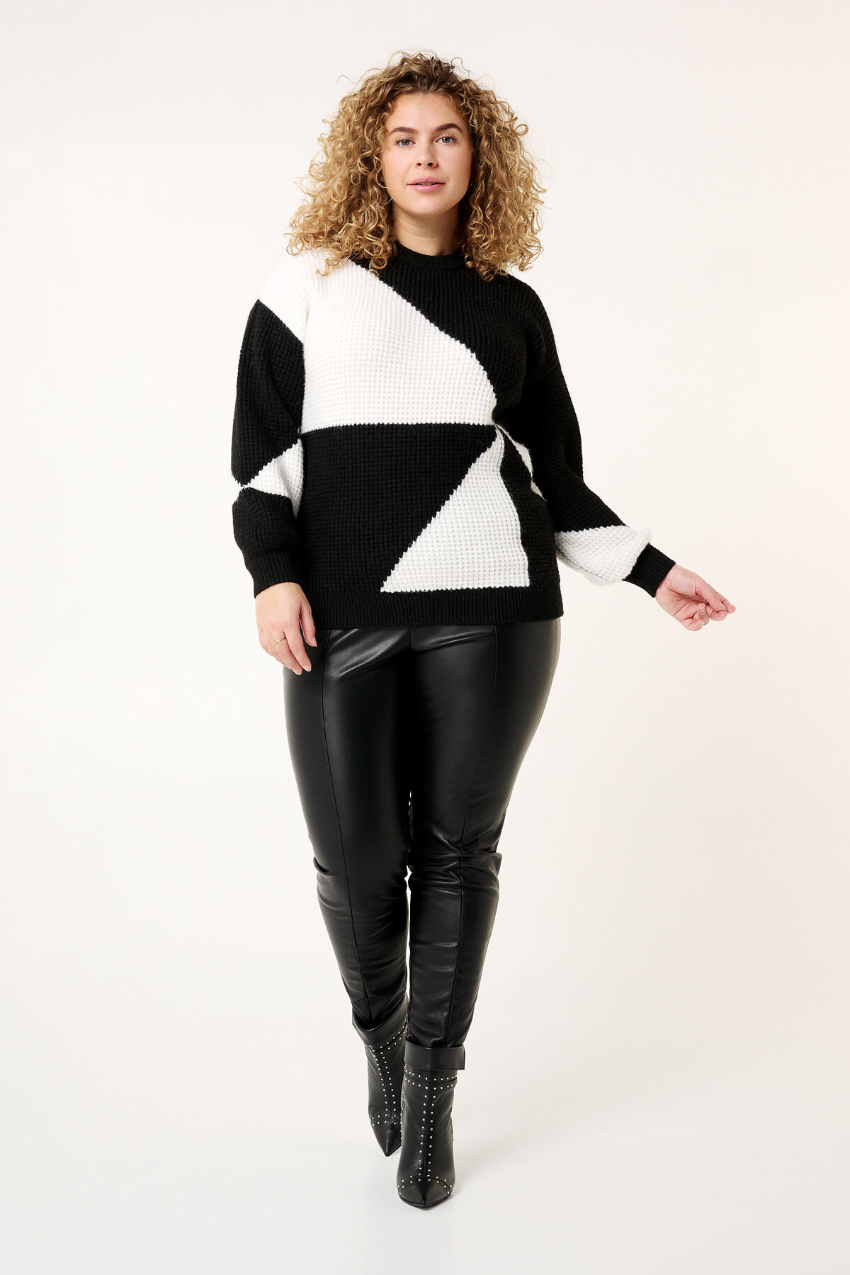 Zweifarbiger Strickpulli  image number 6