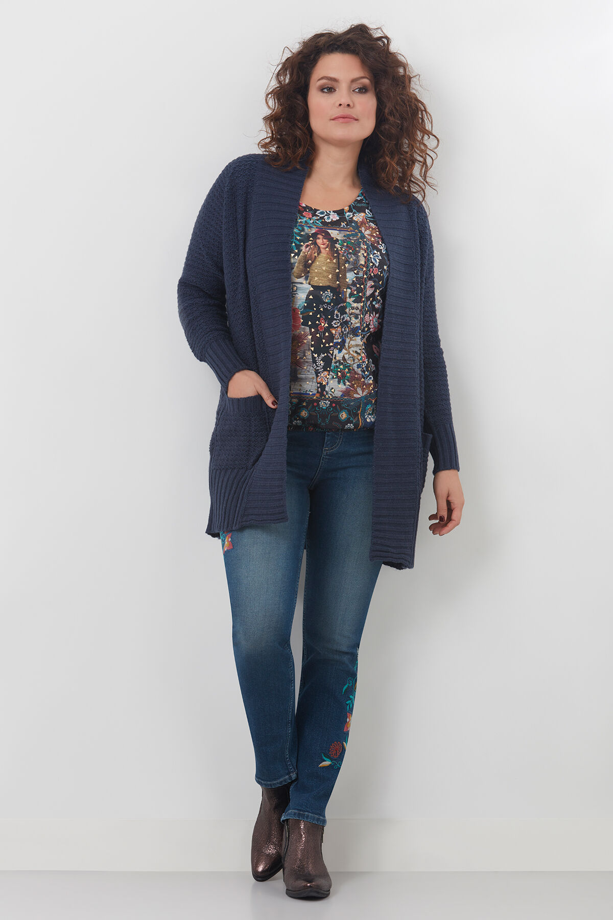 Hose mit schmalem Beinschnitt und Sticker image number 4