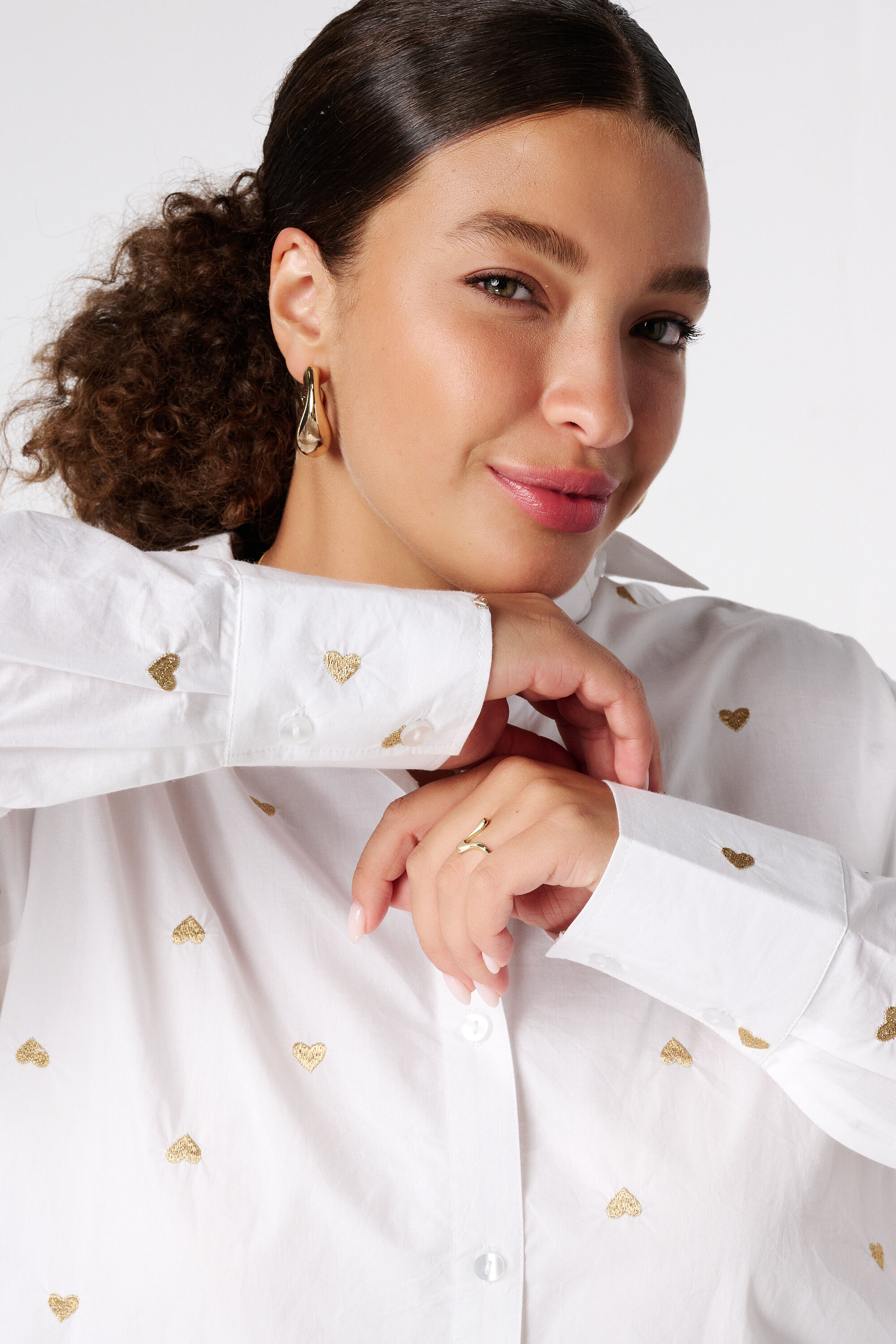 Bluse mit aufgestickten Herzen image number 4