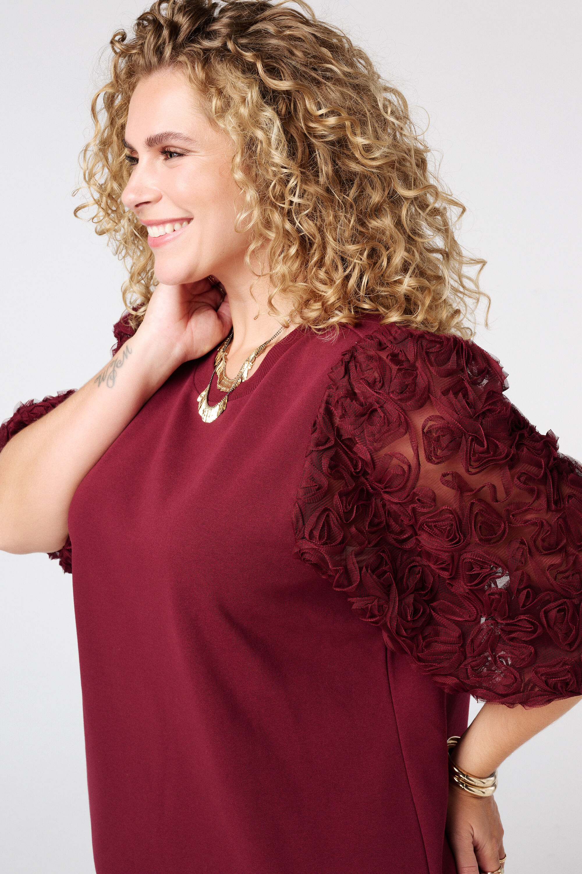 Sweaterkleid mit transparenten &Auml;rmeln und Aufdruck image number 4