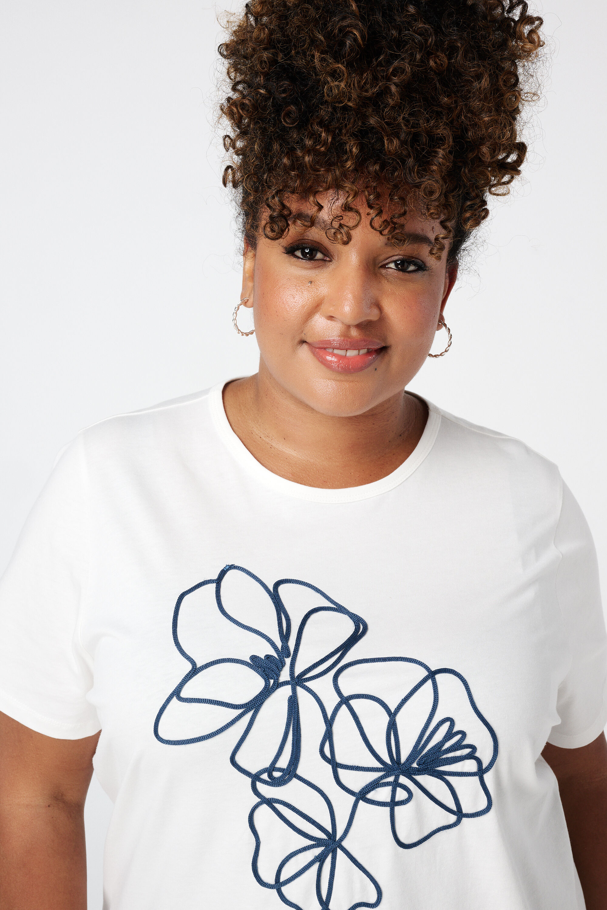 T-Shirt mit Stickerei image number 4