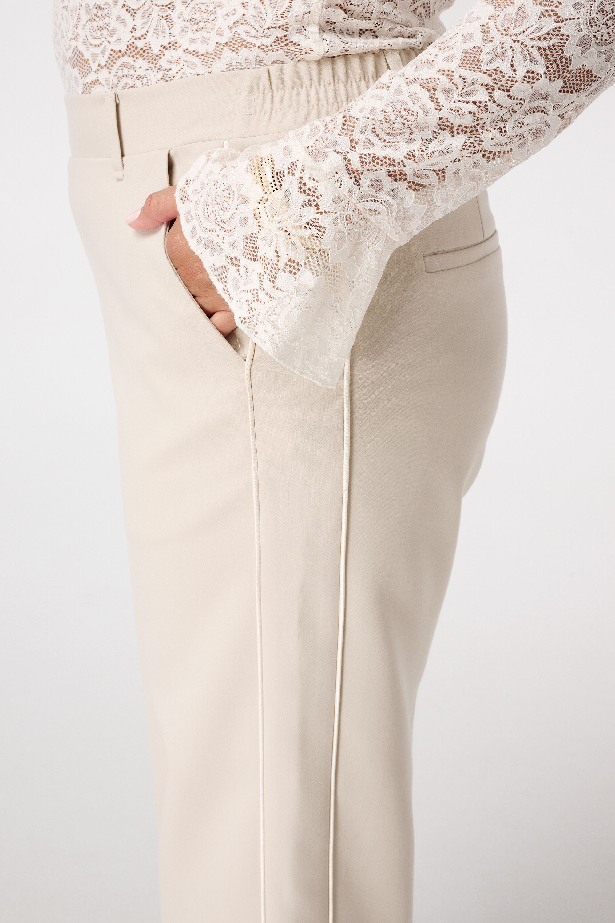 Weite Hose mit Seitenstreifen image number 4