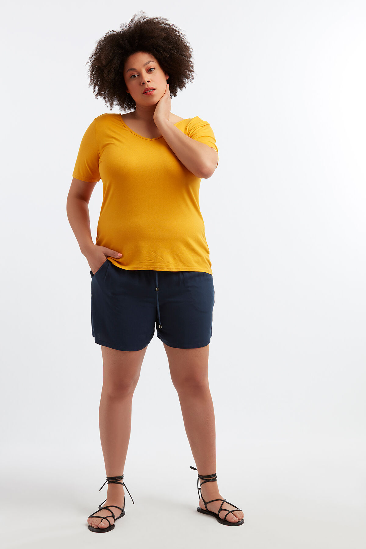 T-Shirt mit schwarzem Detail image number 0