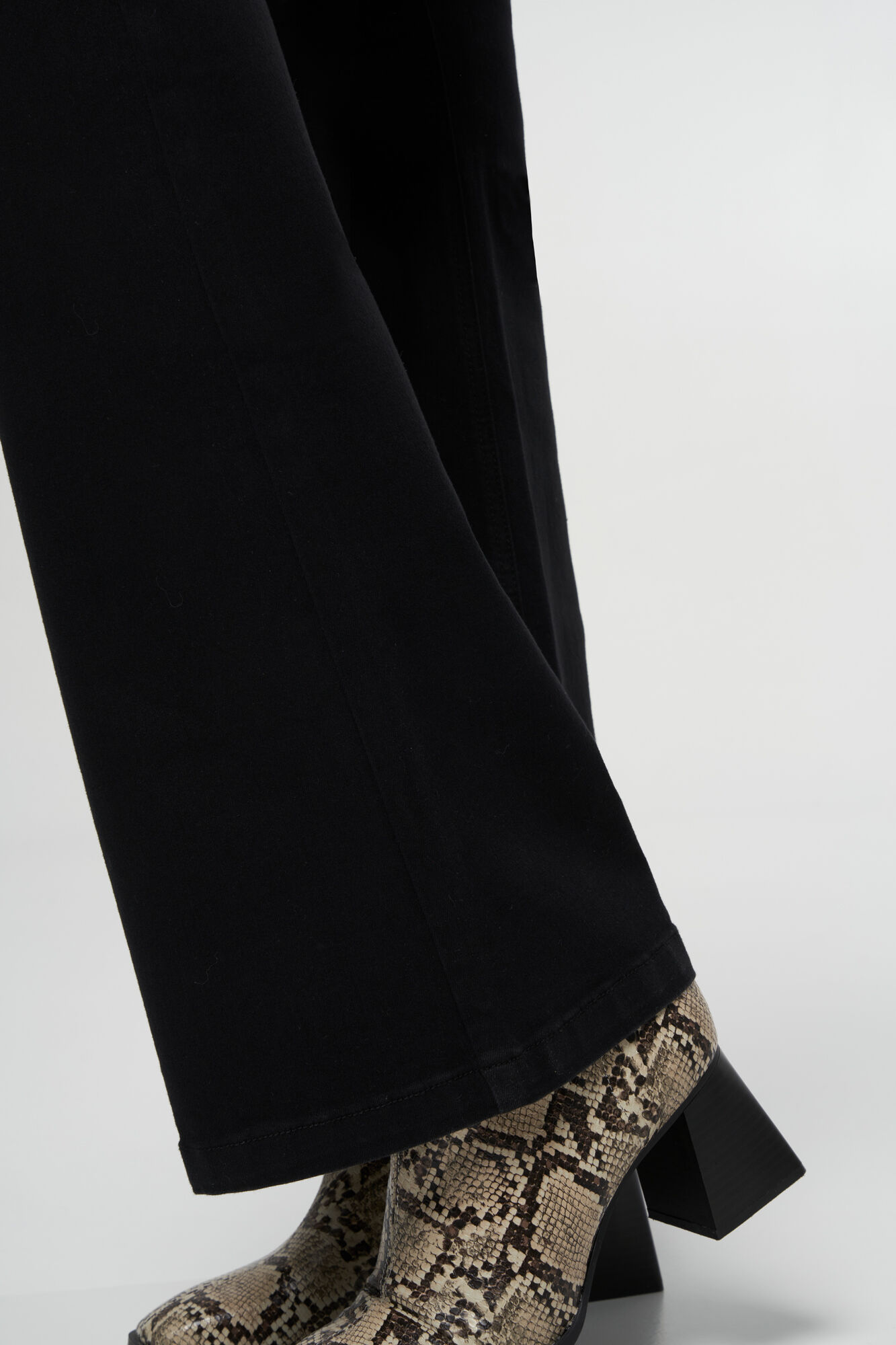 Jeans mit ausgestelltem Bein JASMIN image number 4