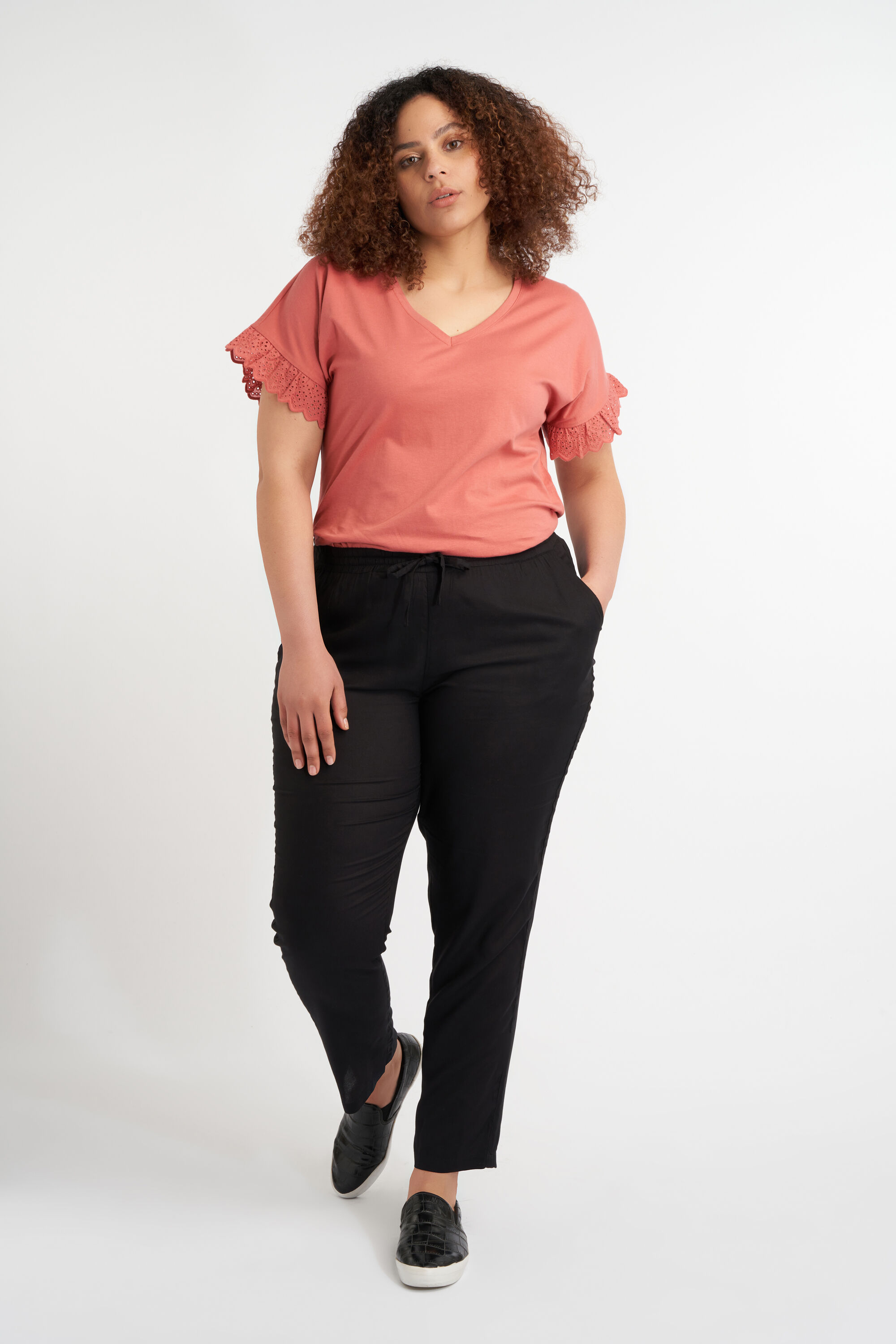 Hose in lockerer Passform image number 4