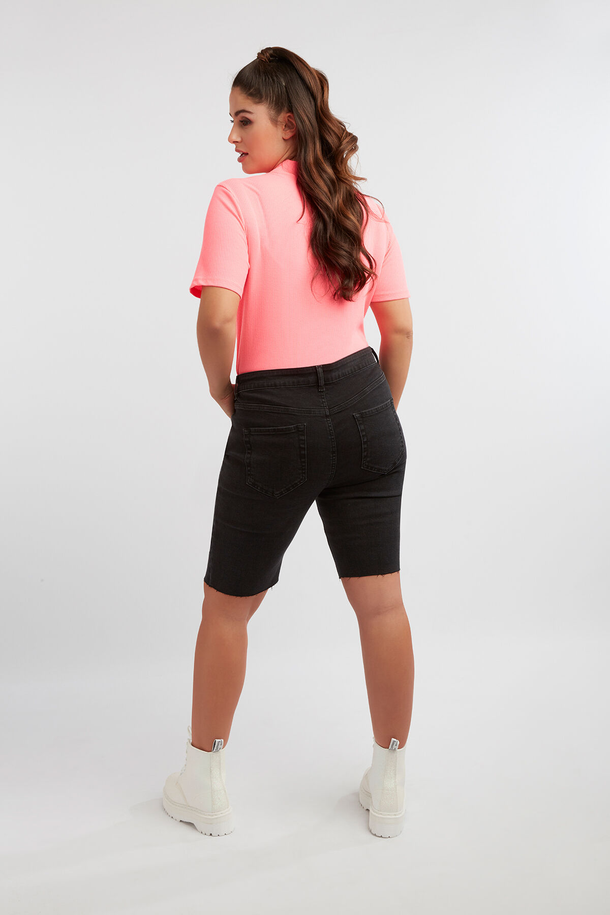 Geripptes, hochgeschlossenes Neon-T-Shirt image number 6