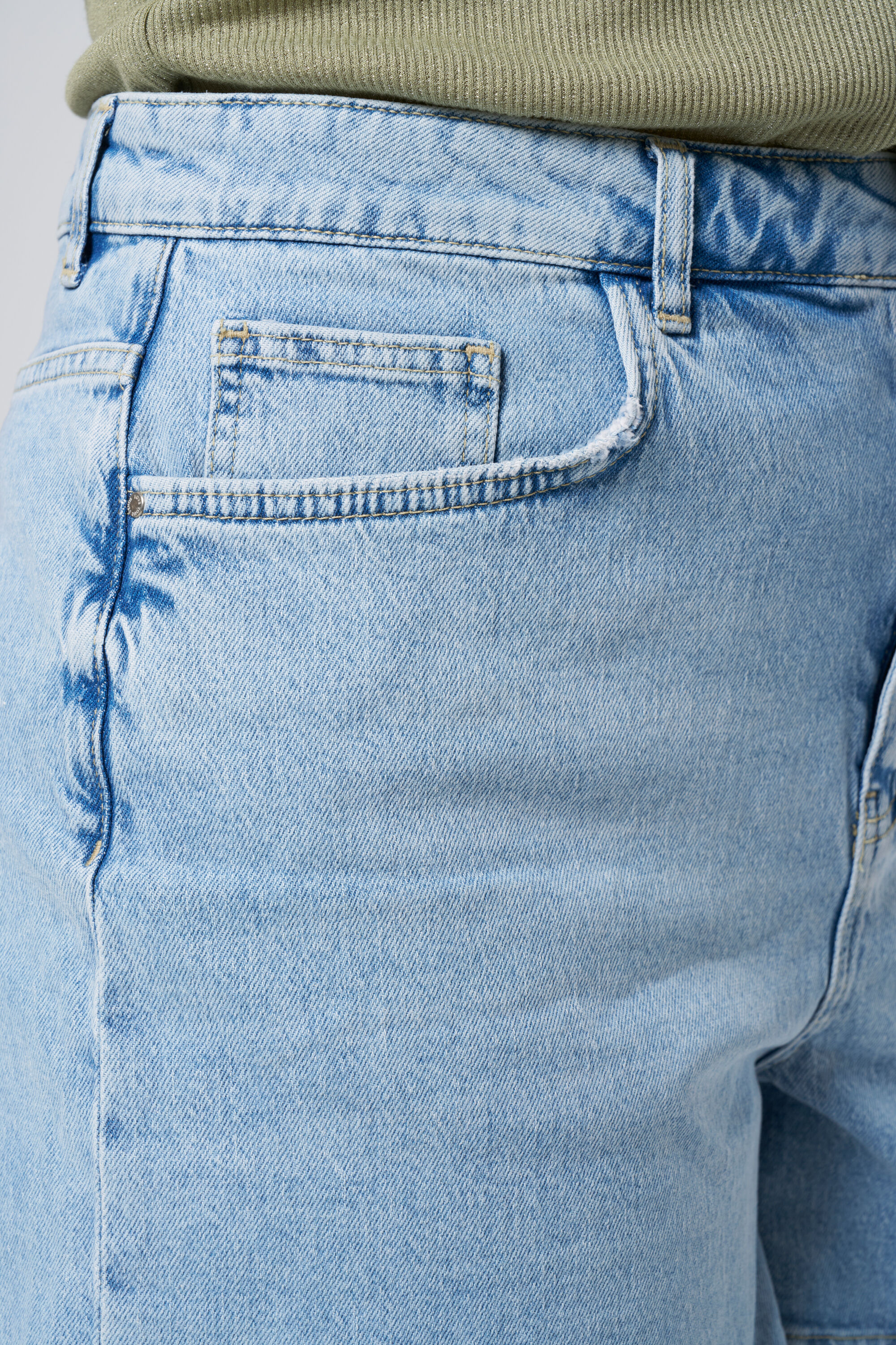 Locker sitzende Jeansshorts image number 4