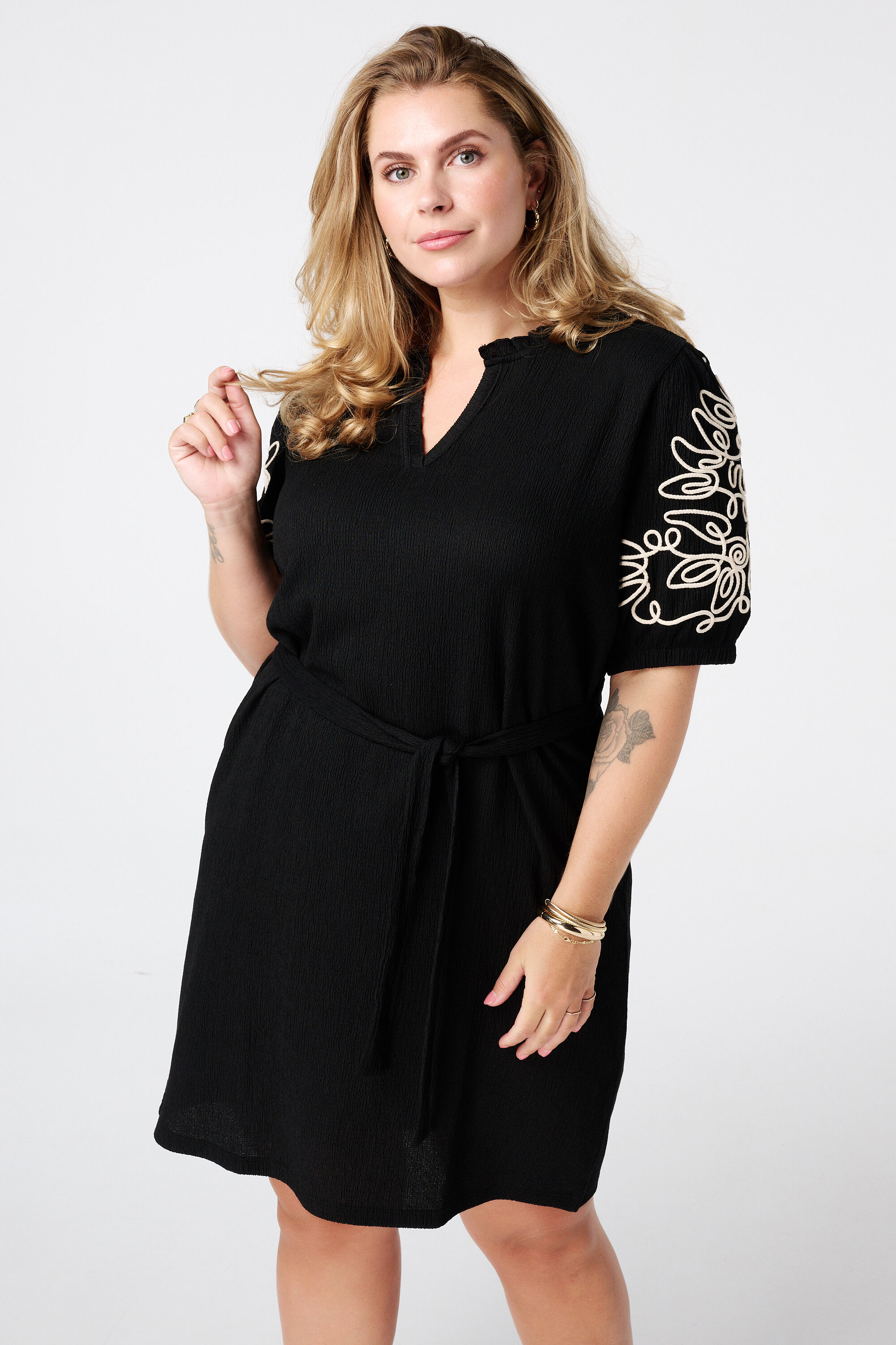 Kleid mit Verzierungen an den &Auml;rmeln  image number 5