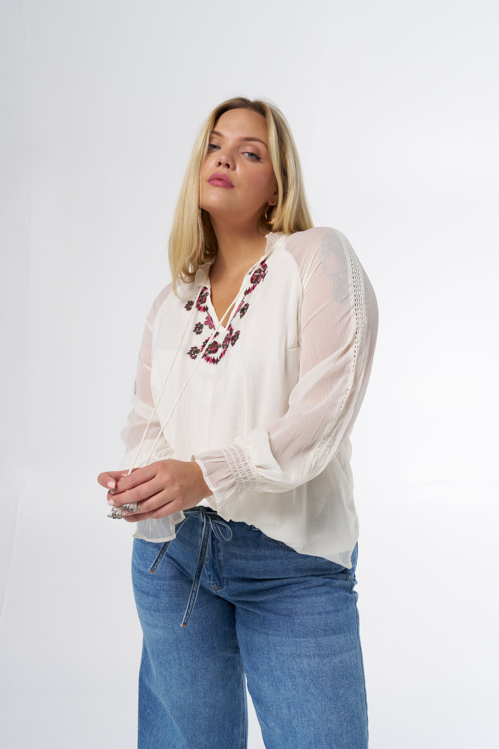 Bluse mit Stickerei  image number 6