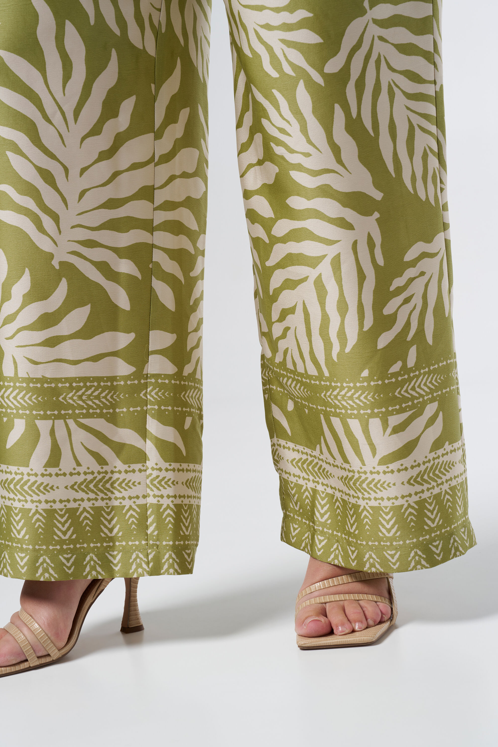 Gerade geschnittene Hose mit Schleifendetail image number 4