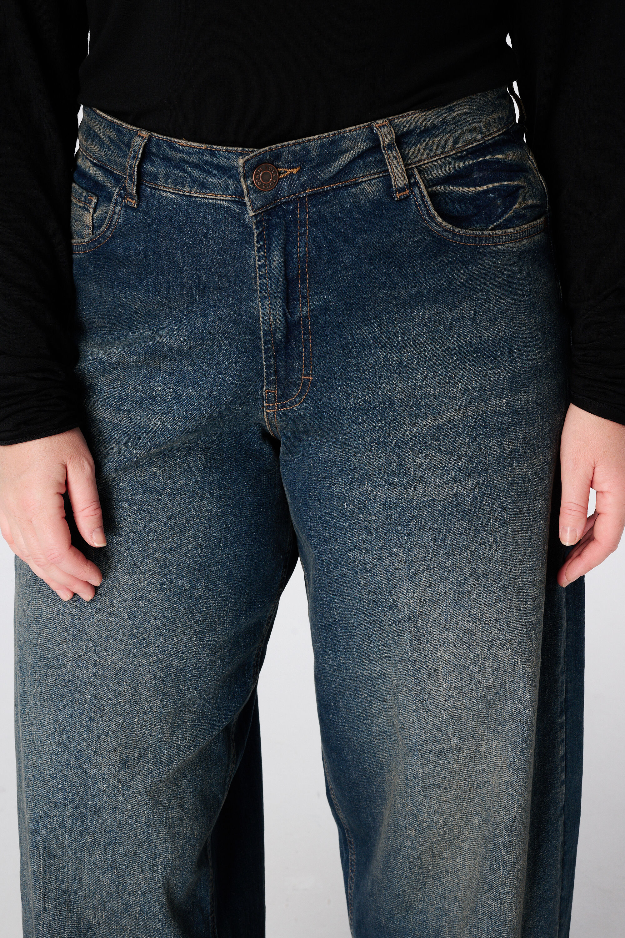 Barrel Jeans image number 4