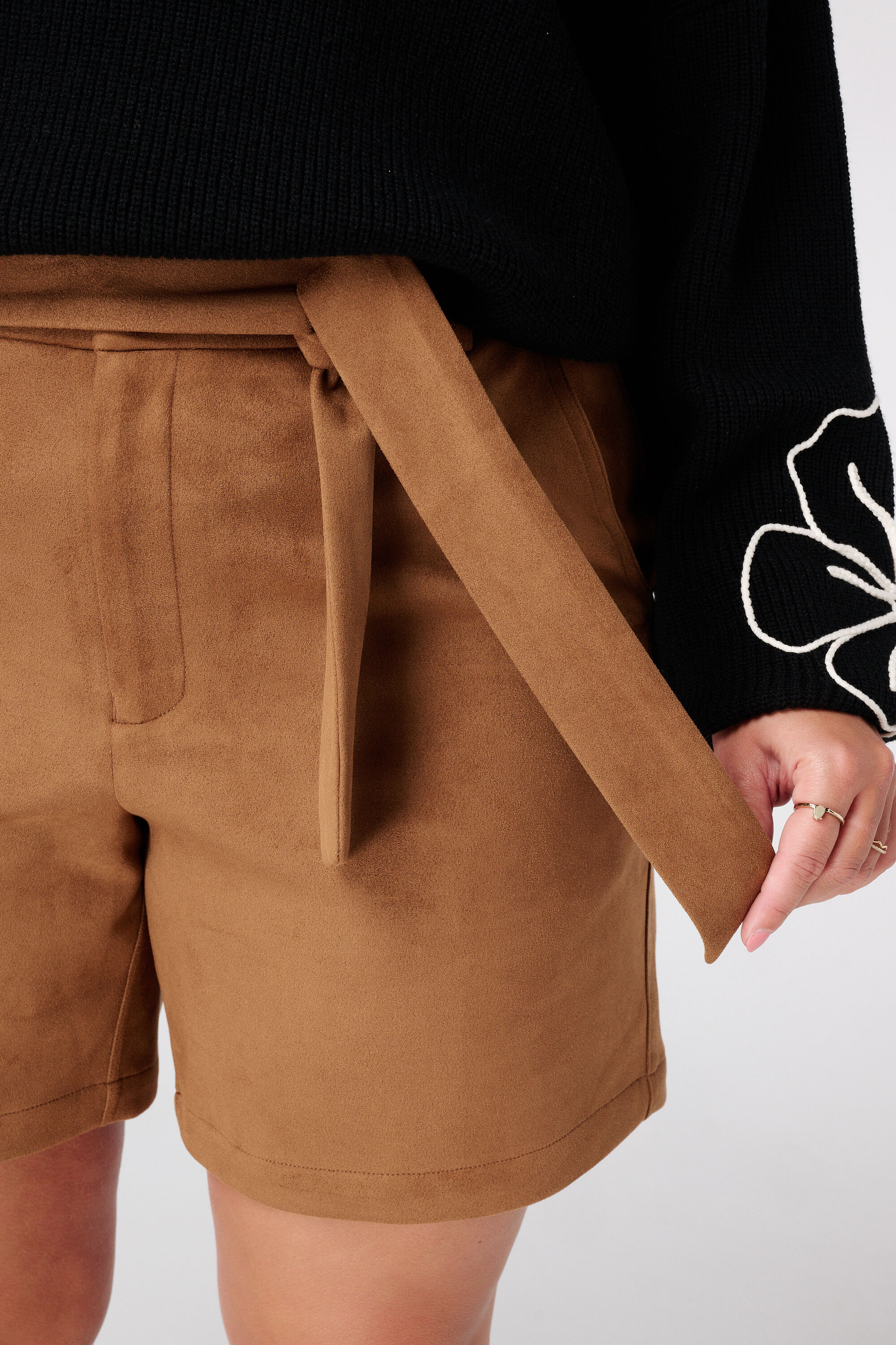 Shorts in Wildlederoptik mit G&uuml;rtel image number 4