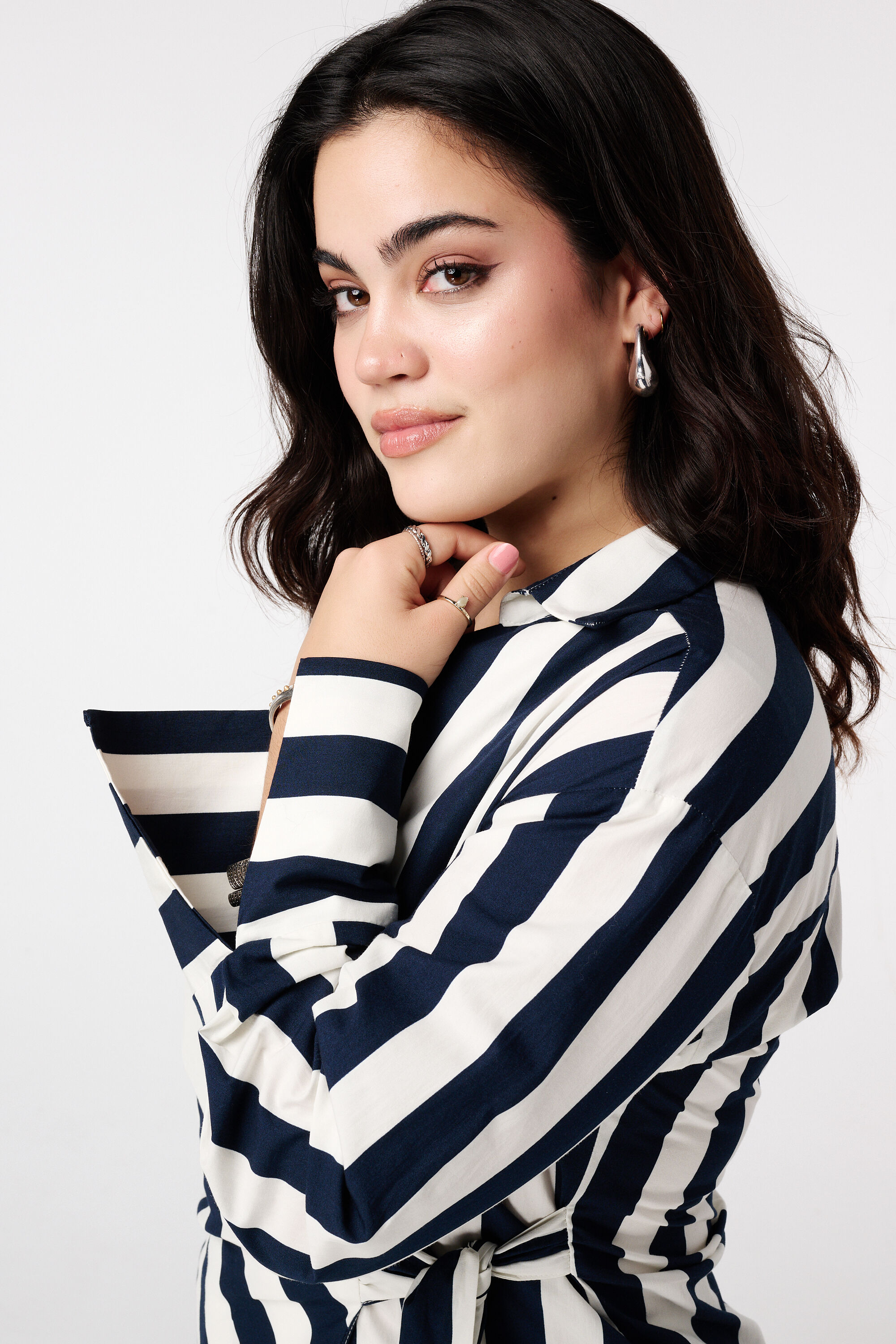 Wickelbluse mit V-Ausschnitt und Schleifendetail image number 4