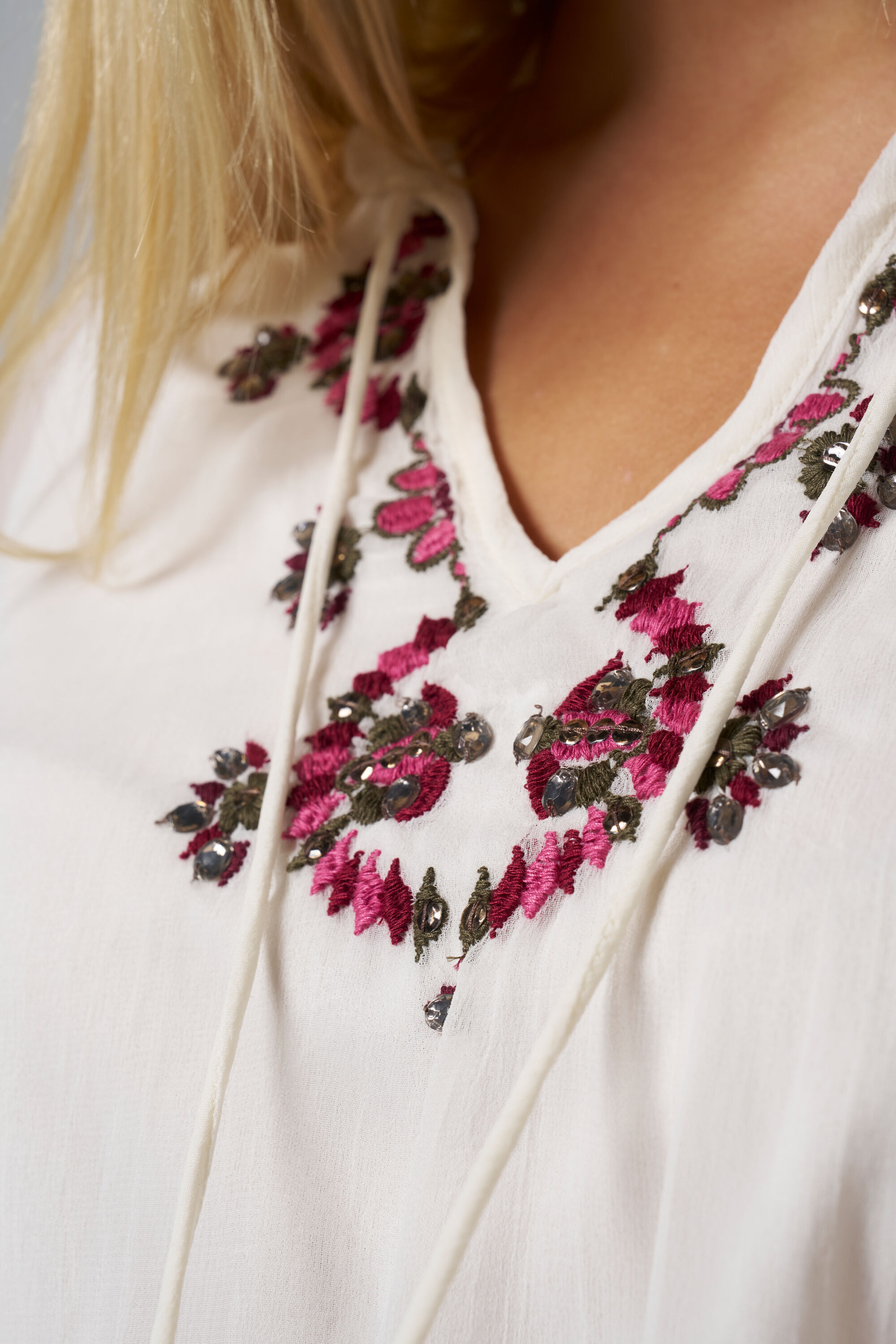 Bluse mit Stickerei  image number 4