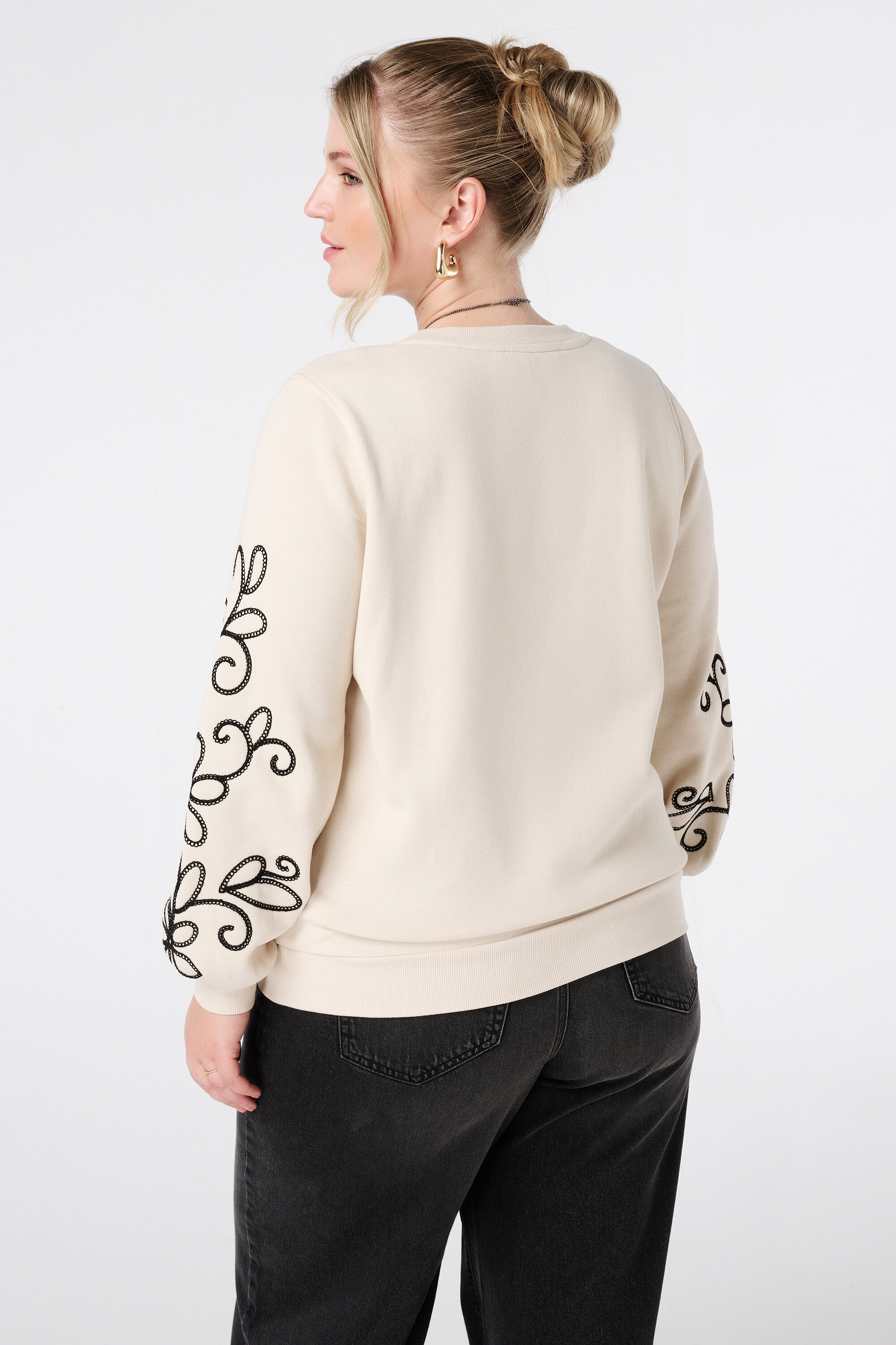 Pullover mit Stickdetails image number 3