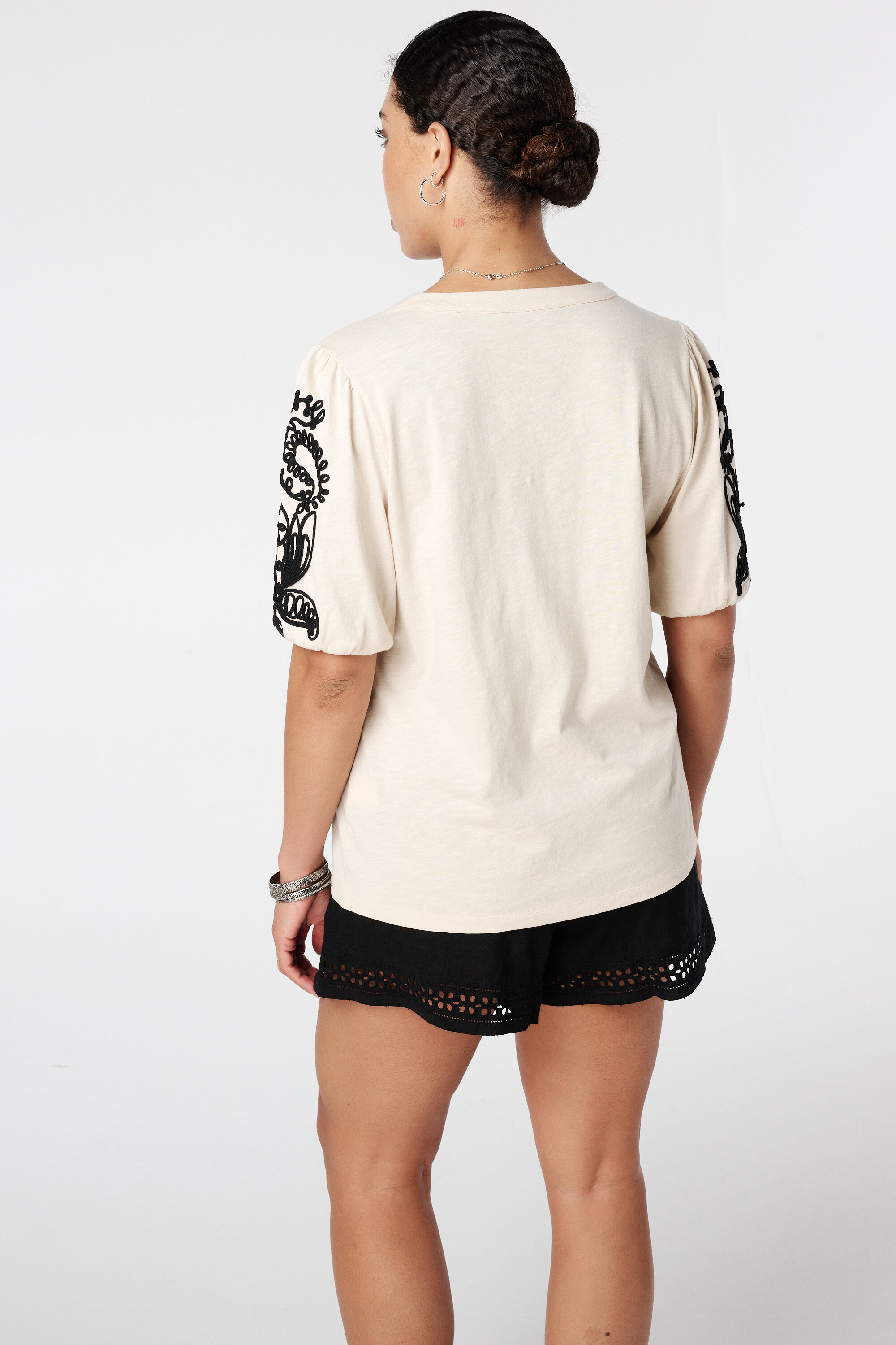 Oberteil mit bestickten &Auml;rmeln image number 3