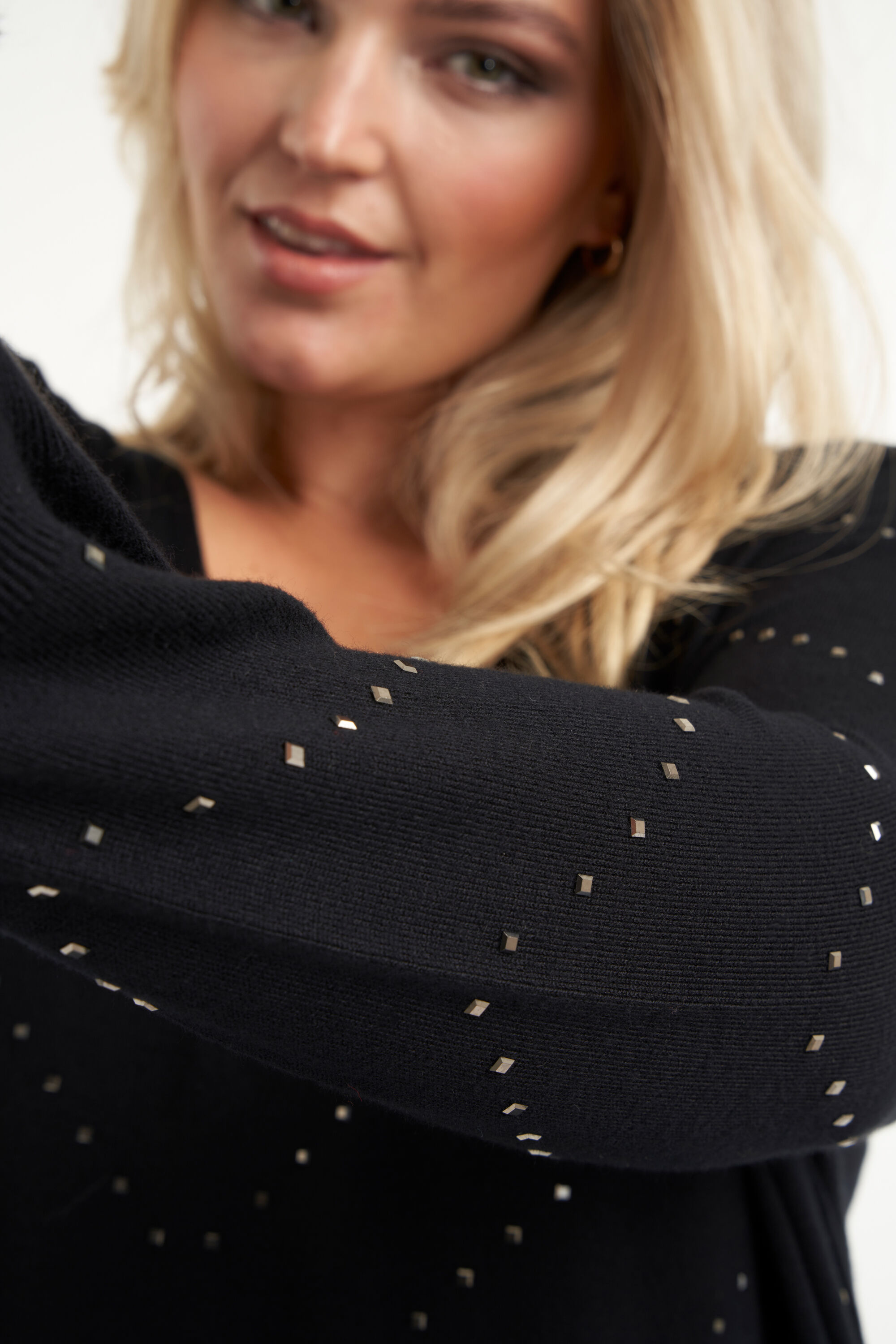 Pullover mit Nieten  image number 5