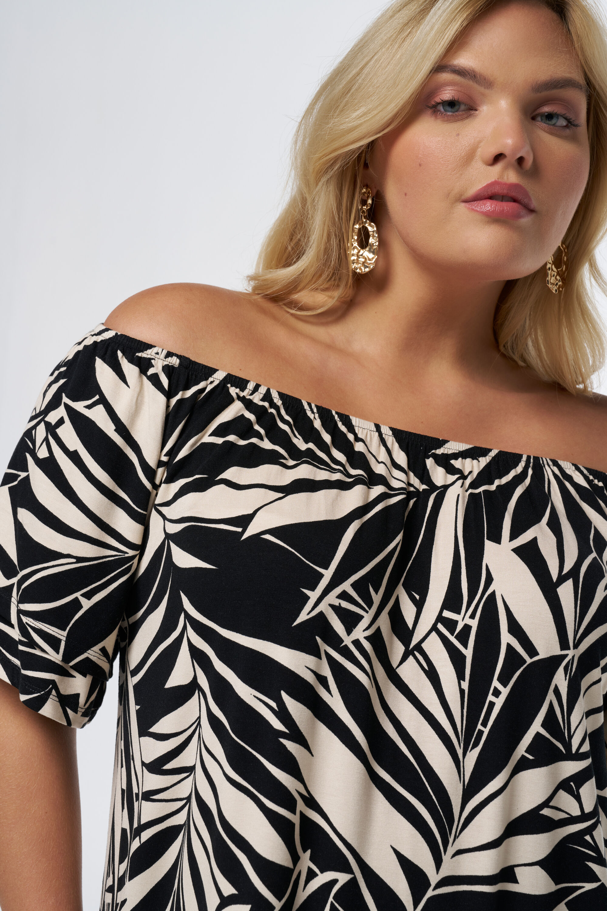 Schulterfreies Kleid image number 4