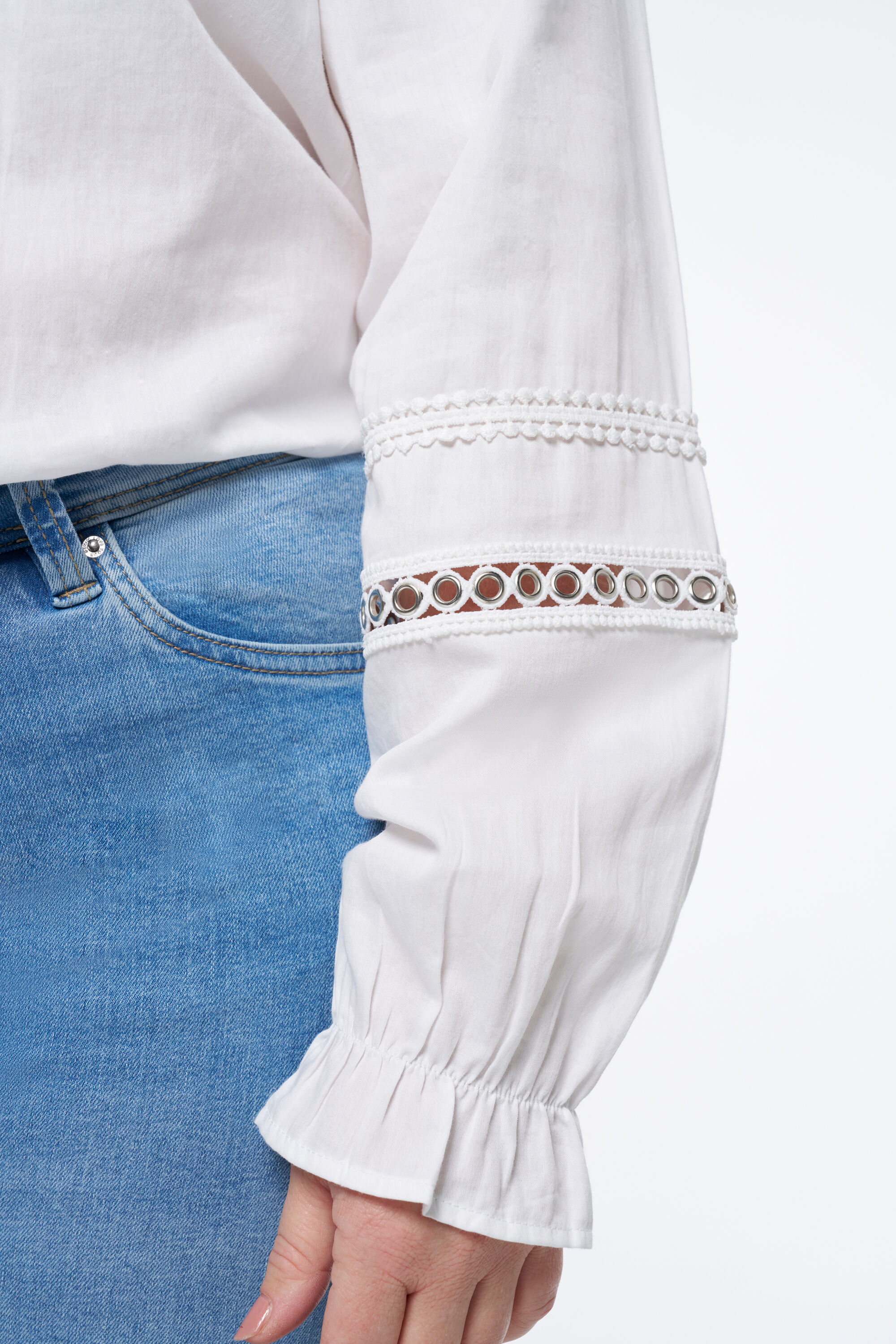 Bluse mit Verzierungen und Stehkragen image number 4