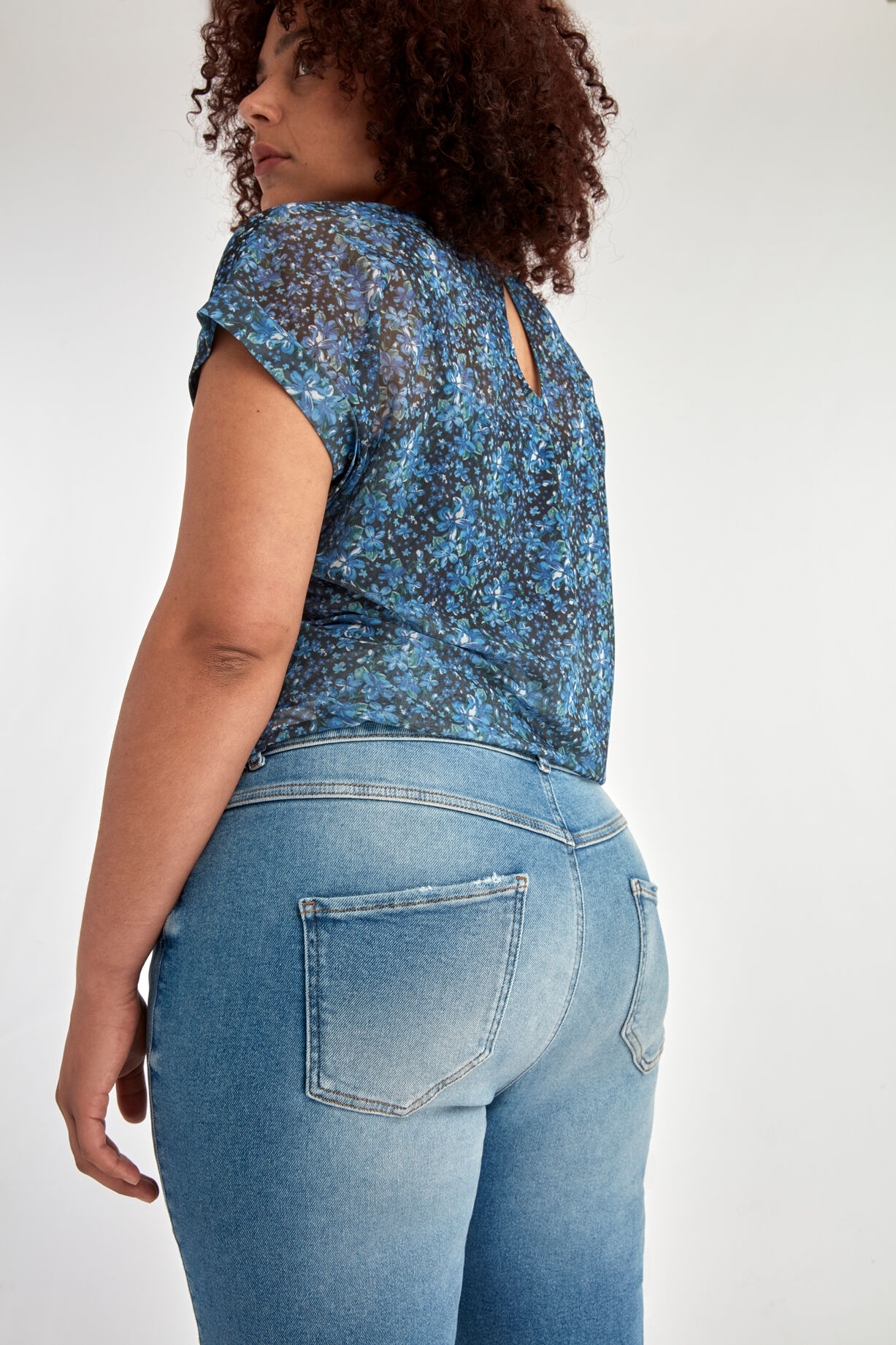 Jeans mit Used-Look image number 4