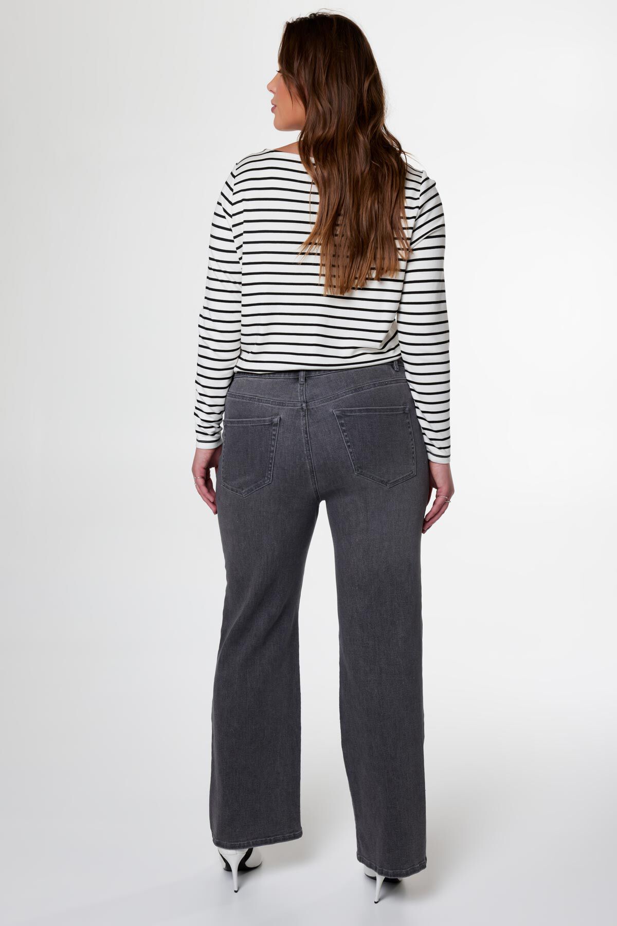 Loose-Leg-Jeans image number 3