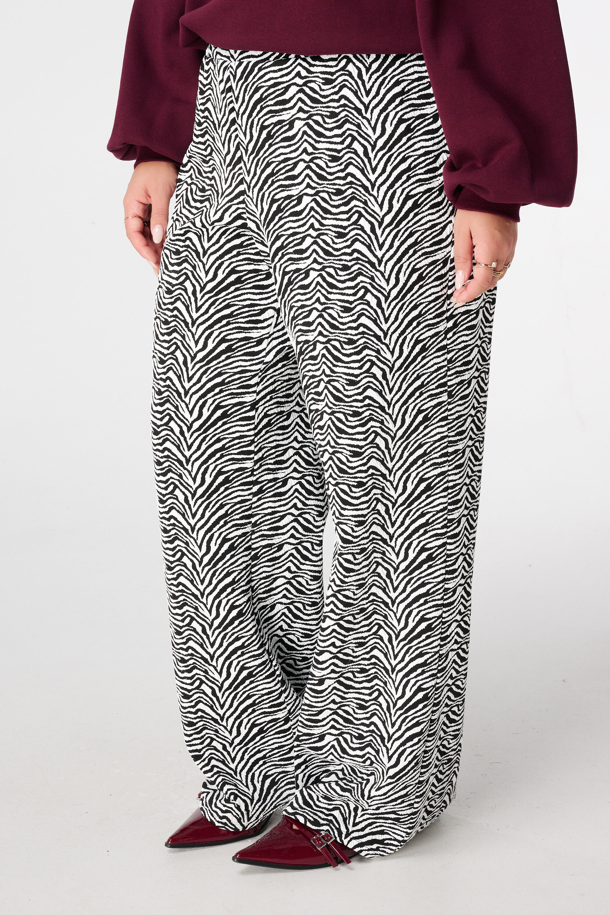 Weite Hose mit Zebra-Print image number 5