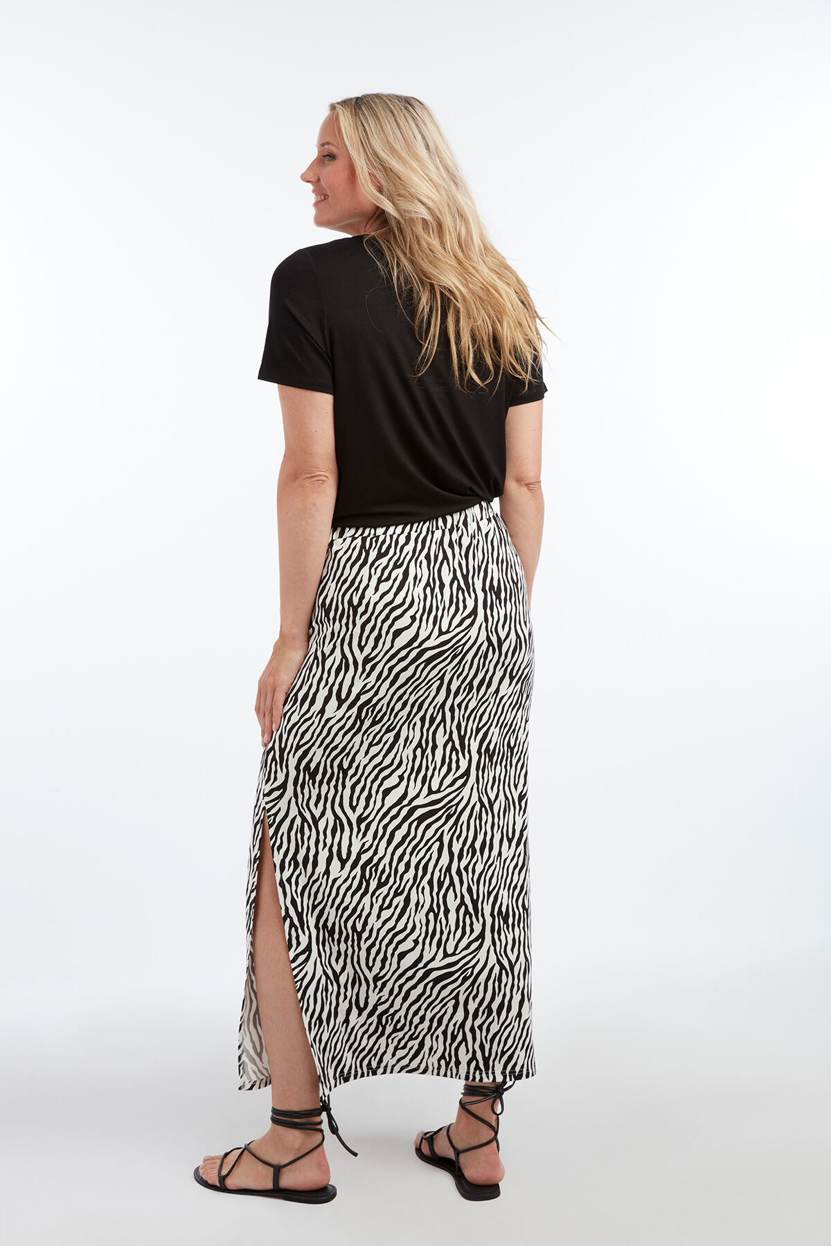 T-Shirt mit Perlen und Ziernieten image number 5