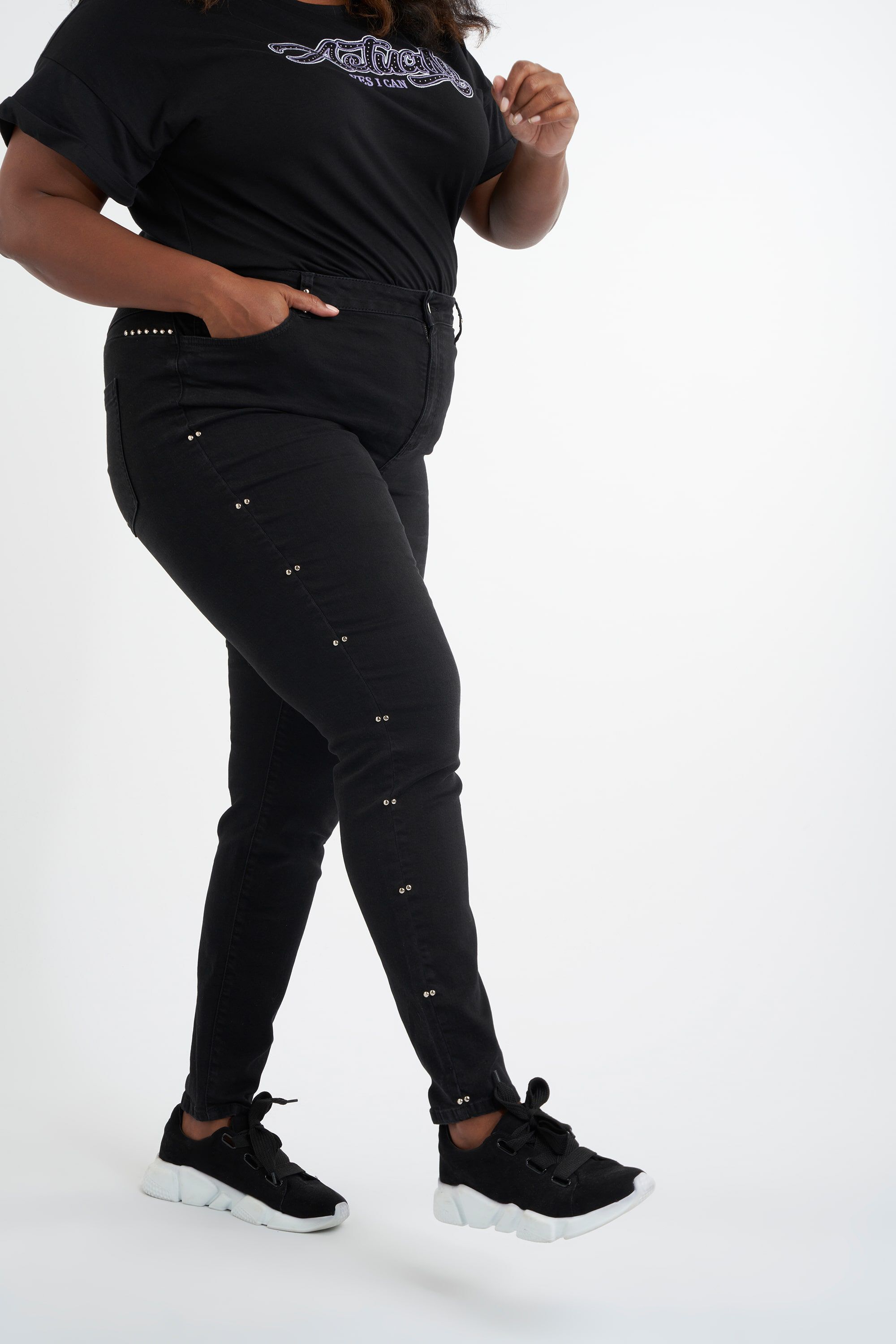 Jeans mit Nieten  image number 4