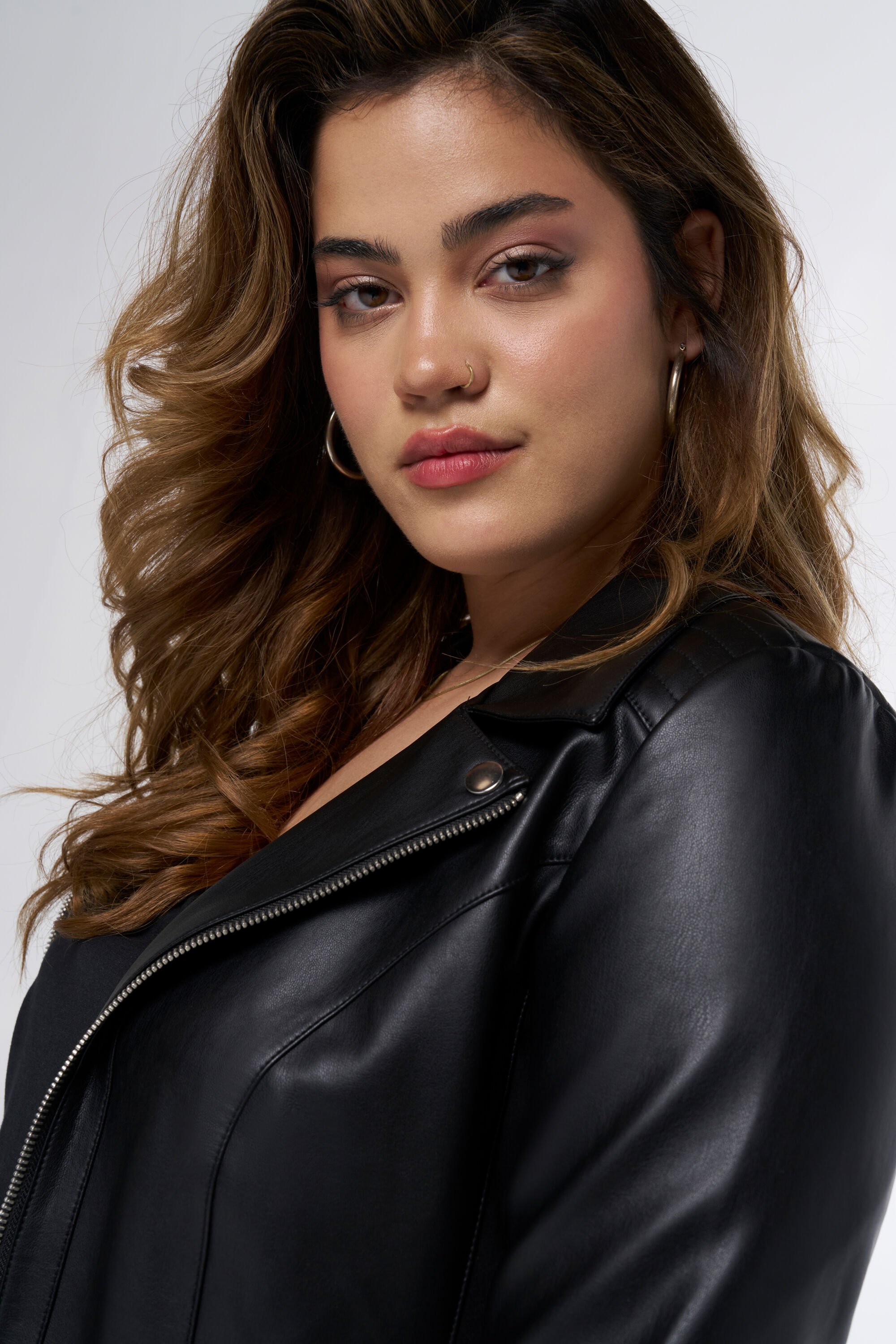 Elegante Lederlook-Jacke mit silbernen Akzenten image number 4