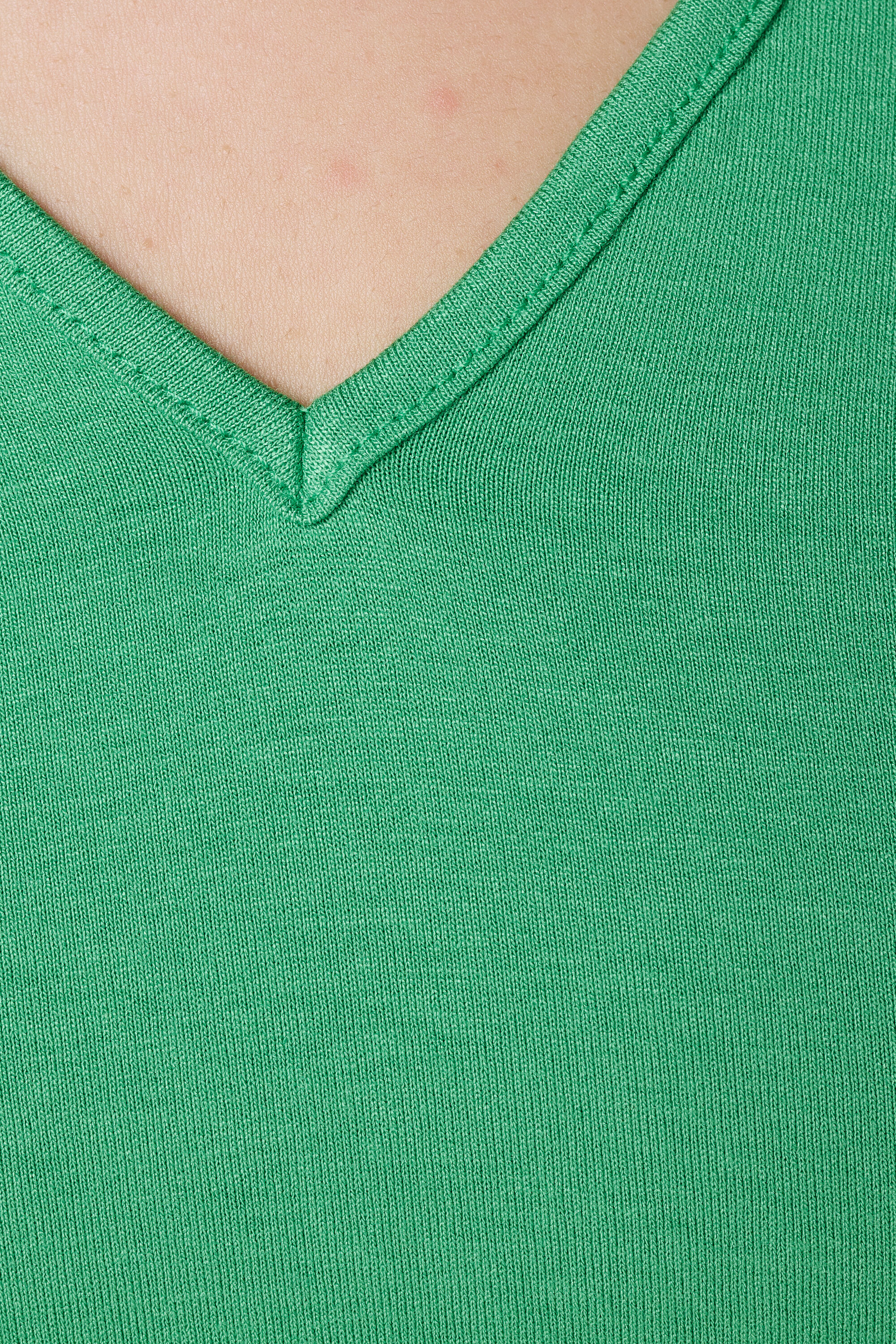 T-Shirt mit V-Ausschnitt image number 6