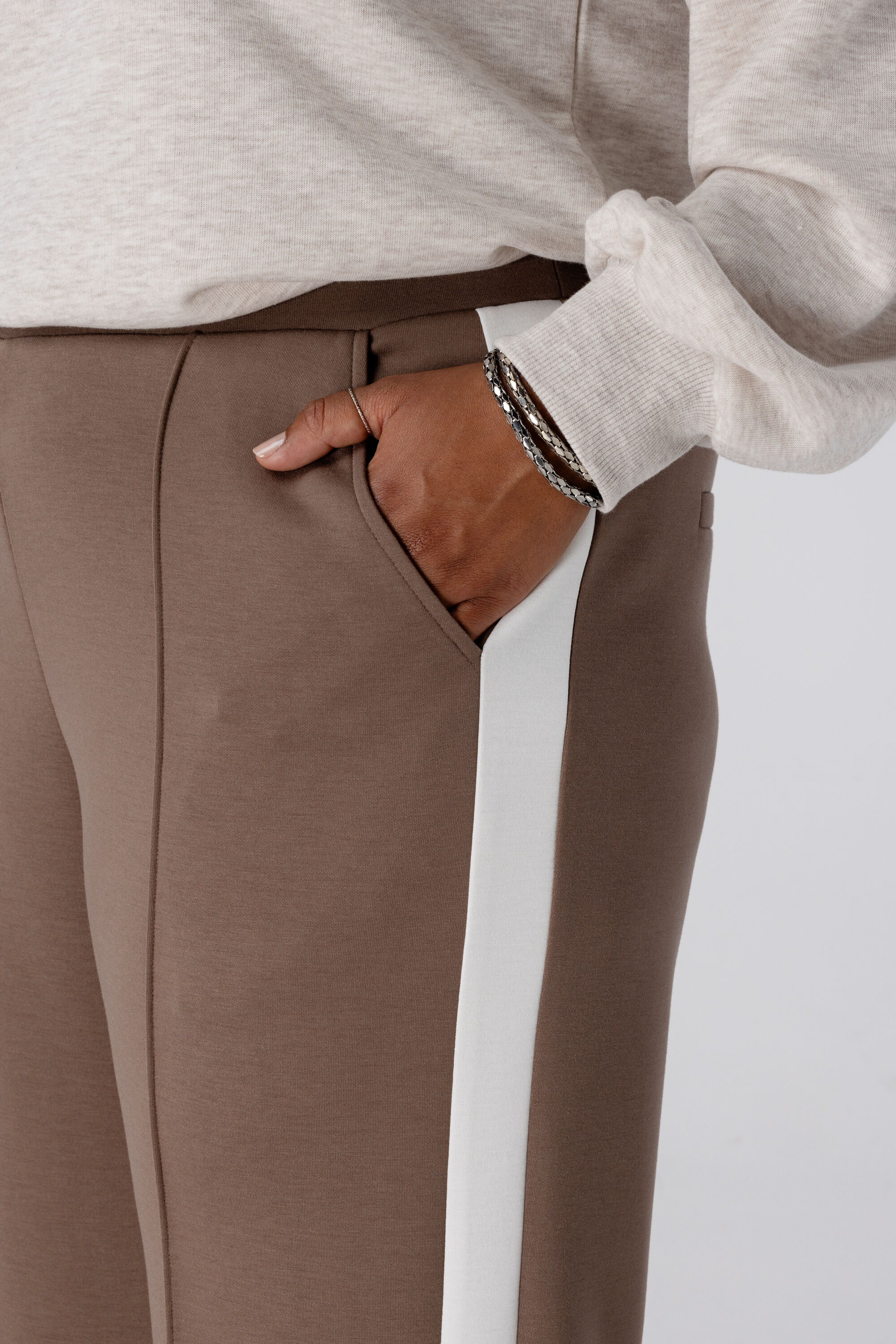 Weite Hose mit Kontraststreifen image number 4