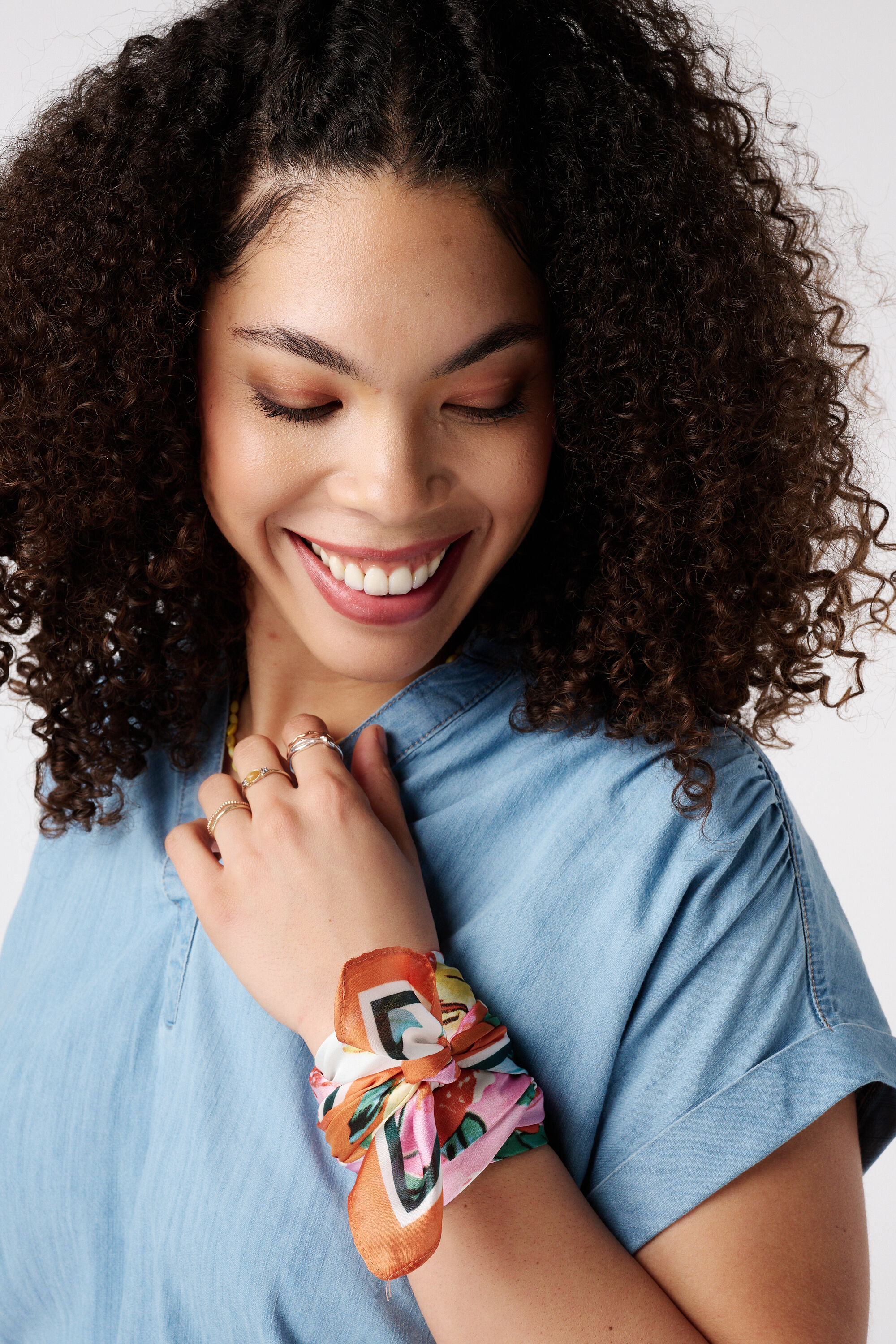 Schal mit sommerlichem Print image number 2