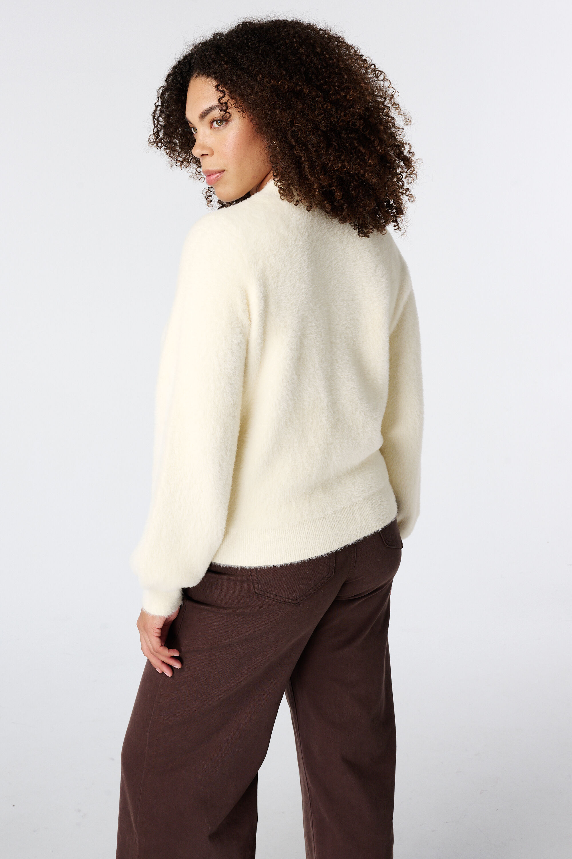 Flauschige Strickjacke mit Knopfleiste image number 3