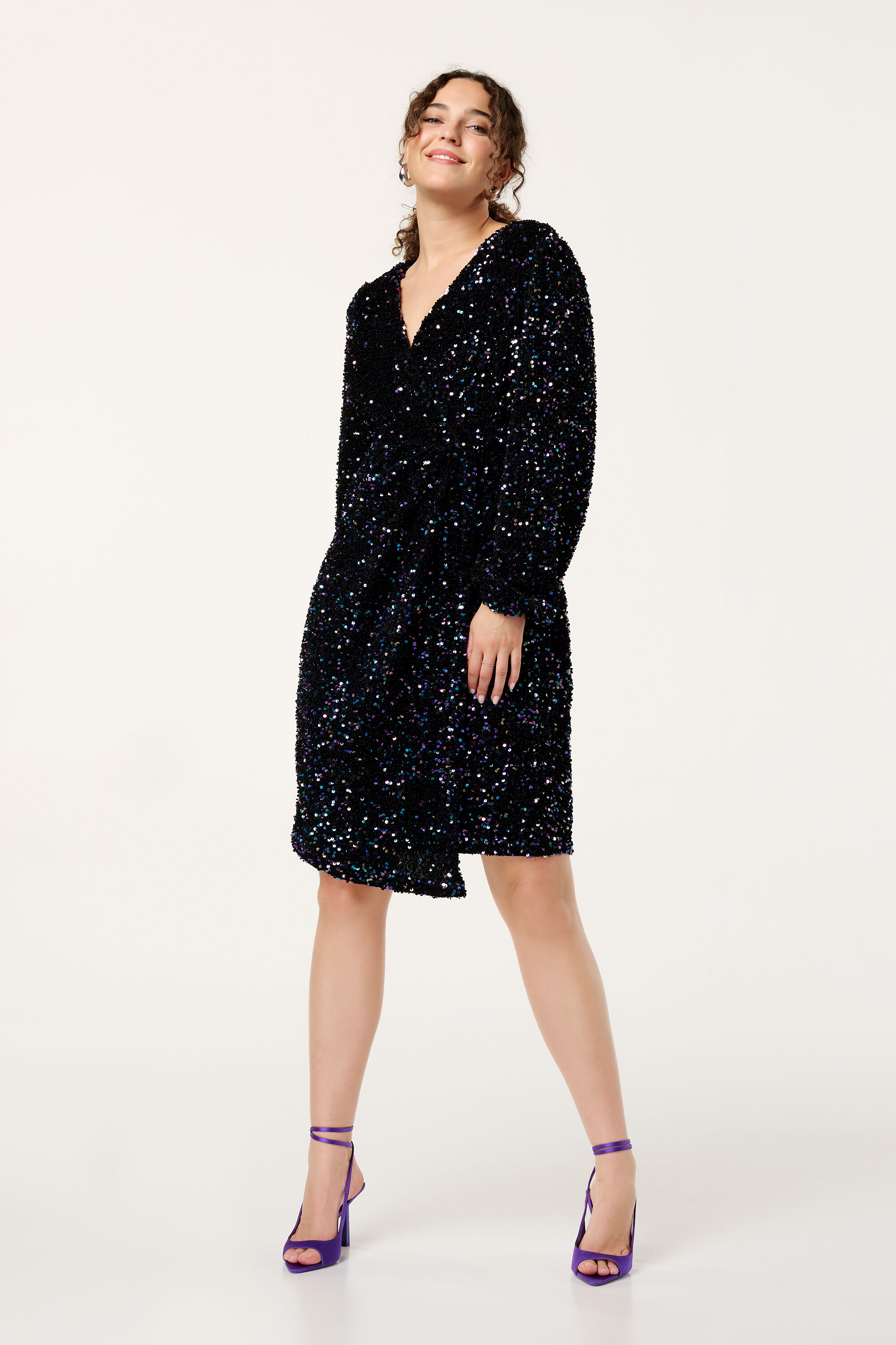 Kleid mit Pailletten image number 5