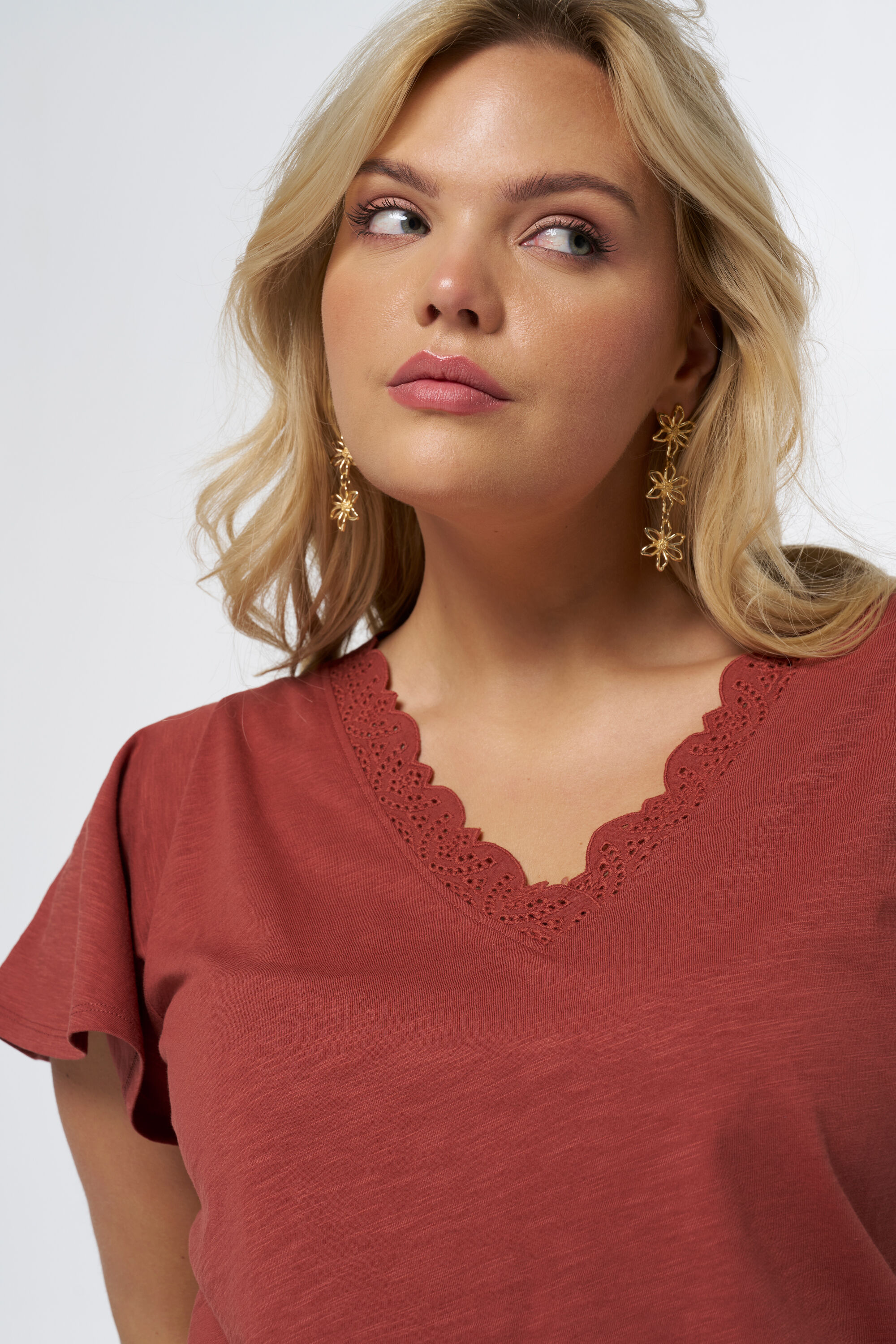 Top mit Stickereien image number 4