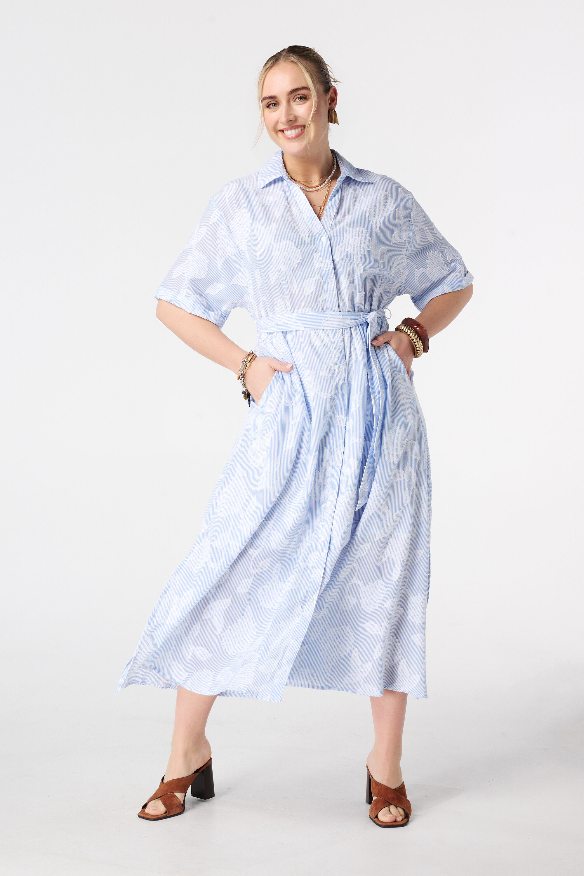 Gestreiftes Kleid mit Blumenmuster image number 5