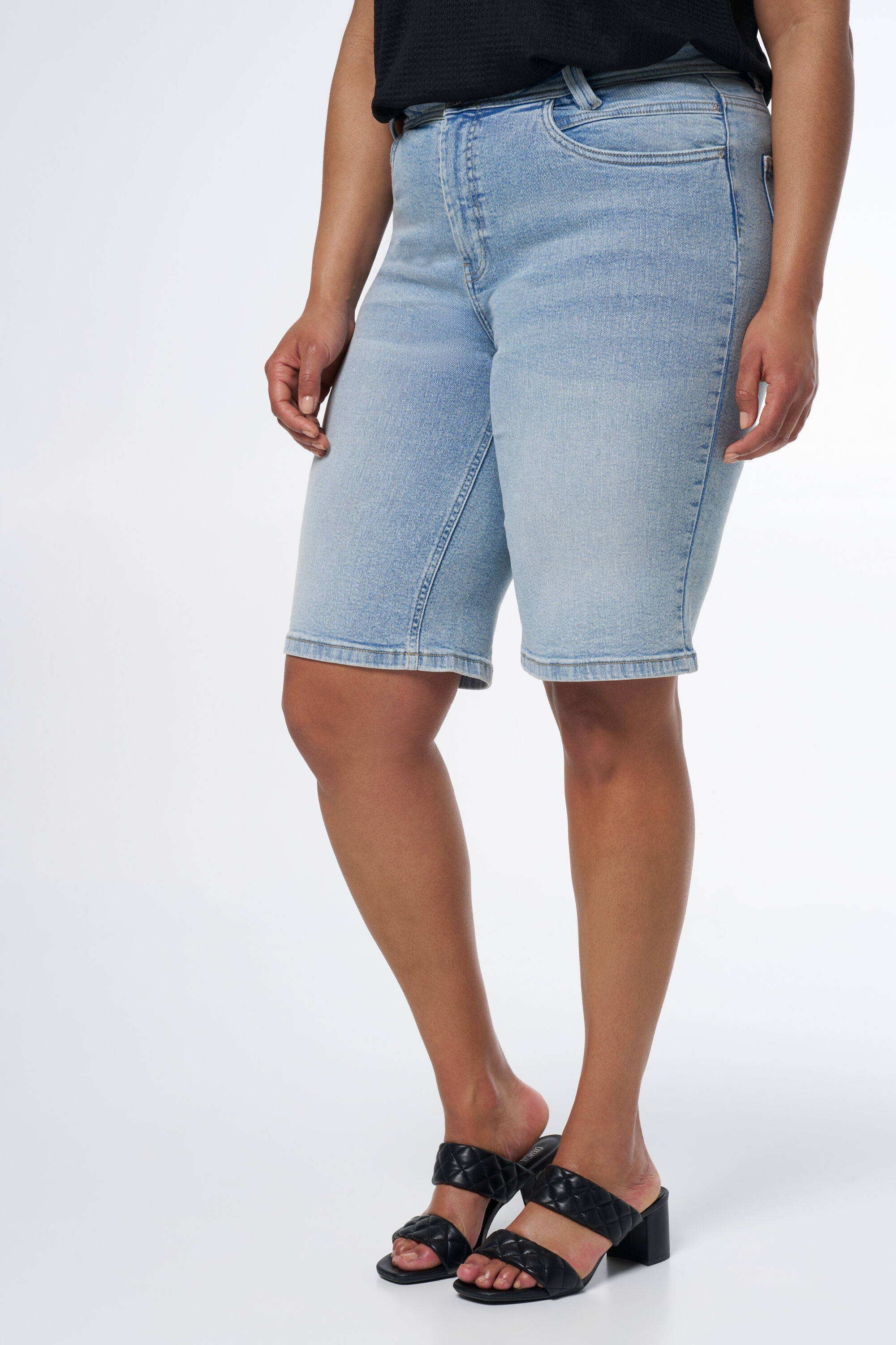 Jeans-Shorts mit l&auml;ngeren Beinen image number 5