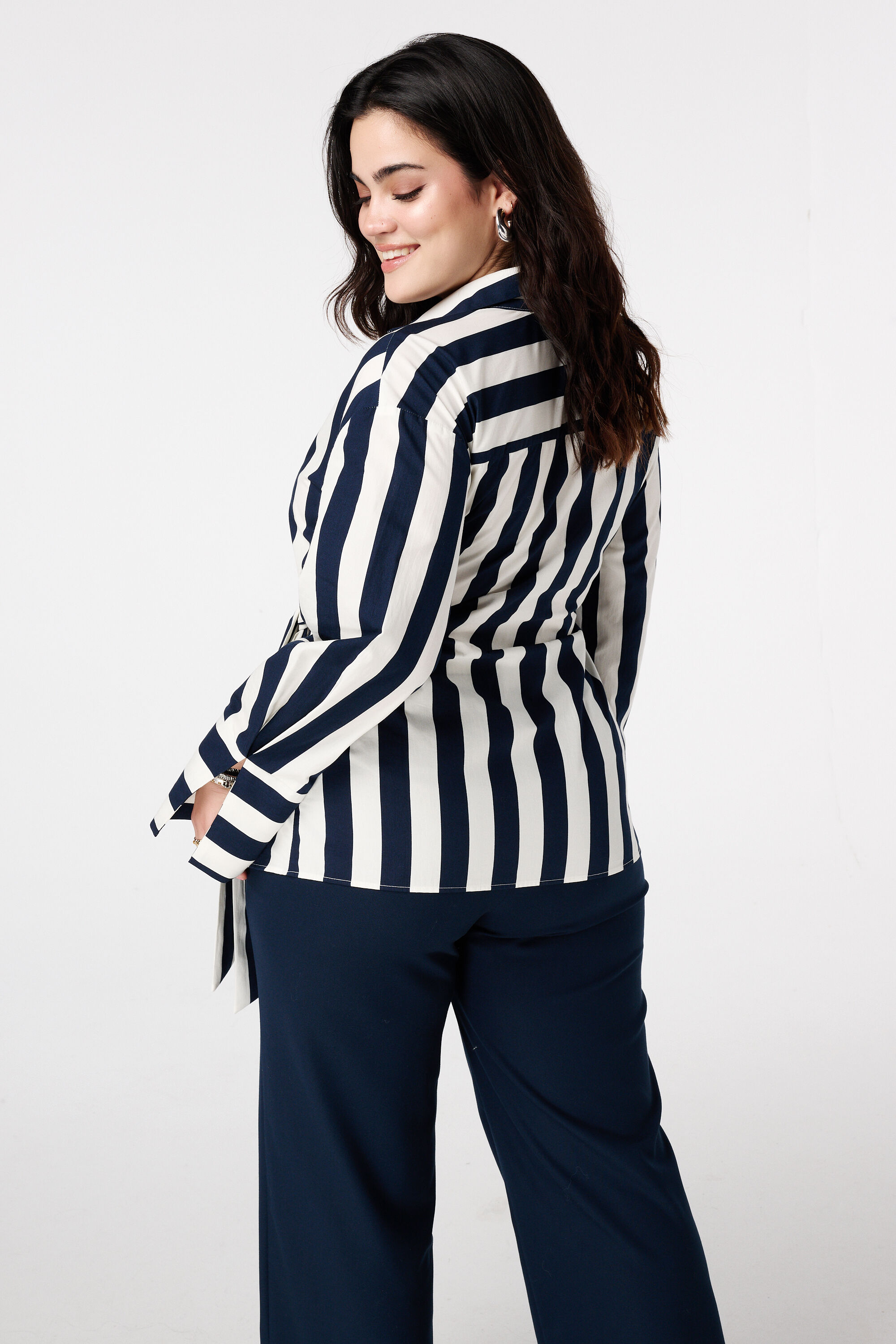 Wickelbluse mit V-Ausschnitt und Schleifendetail image number 3