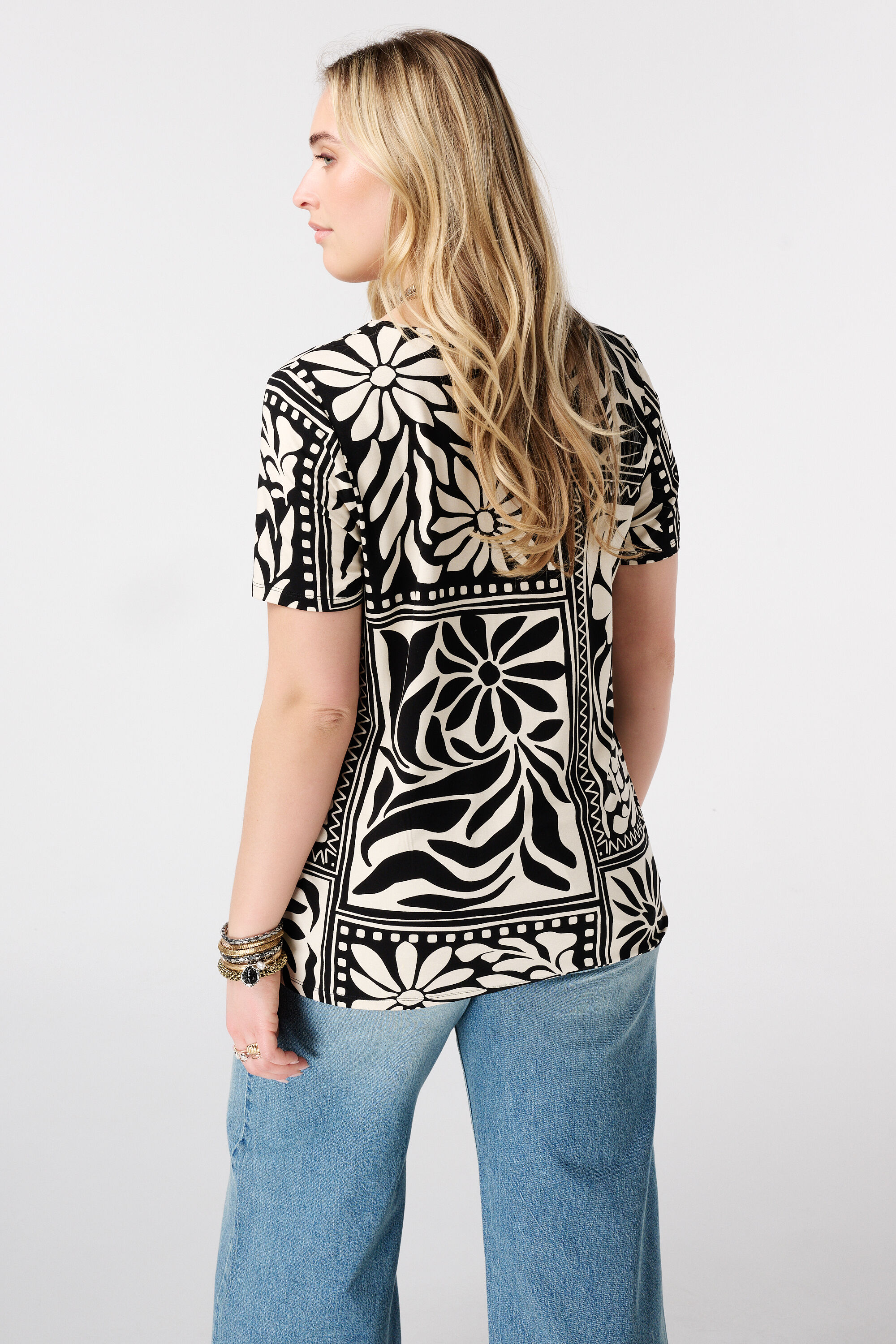 T Shirt mit Print und V Ausschnitt image number 3