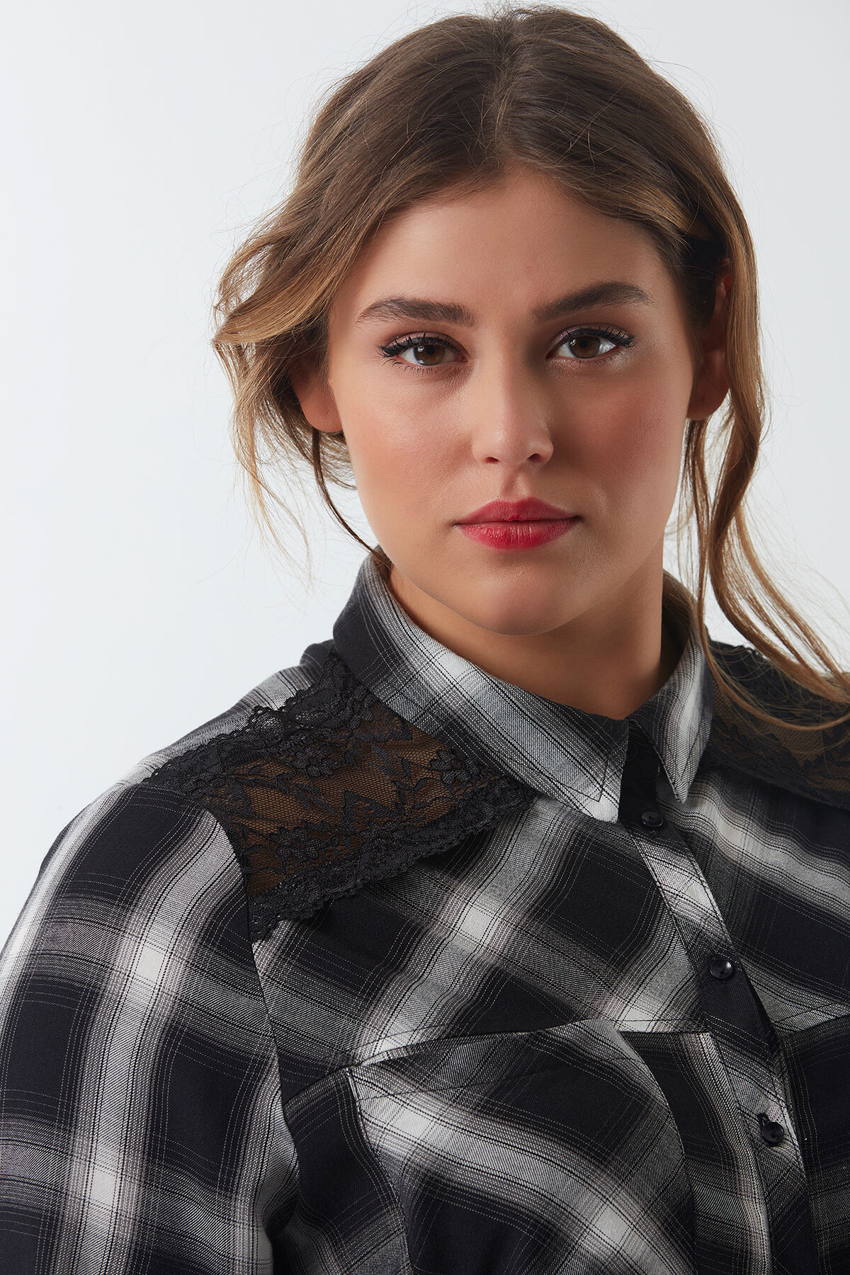Plaid-Bluse mit Spitze     image number 4