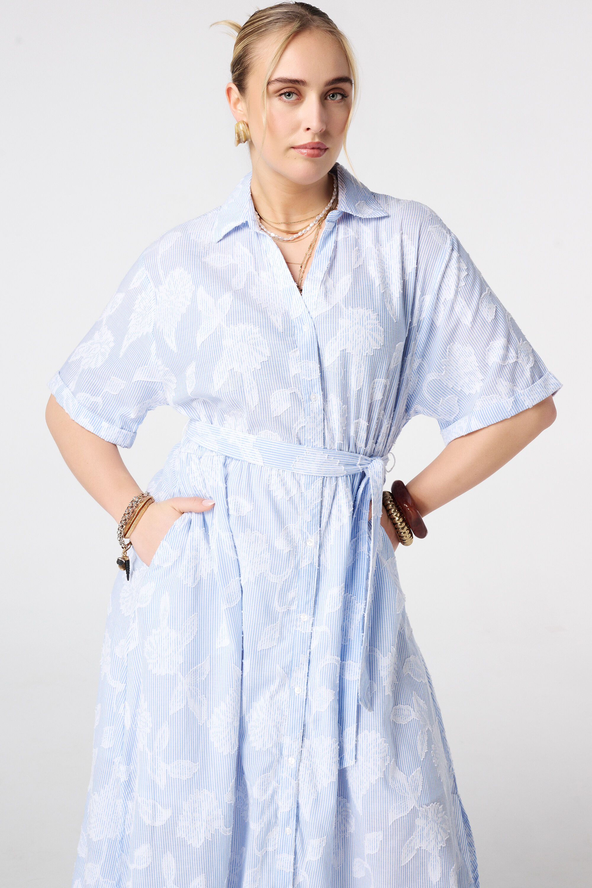 Gestreiftes Kleid mit Blumenmuster image number 4