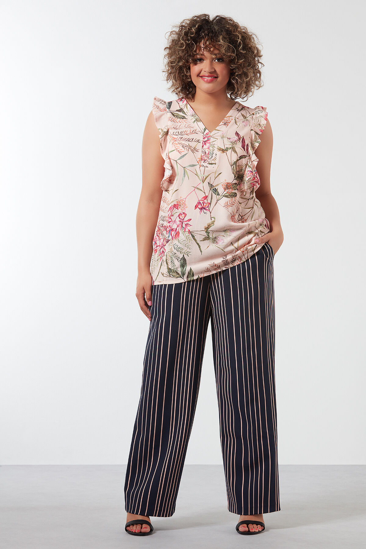 Einfarbige Bluse mit Allover-Print und R&uuml;schen  image number 5