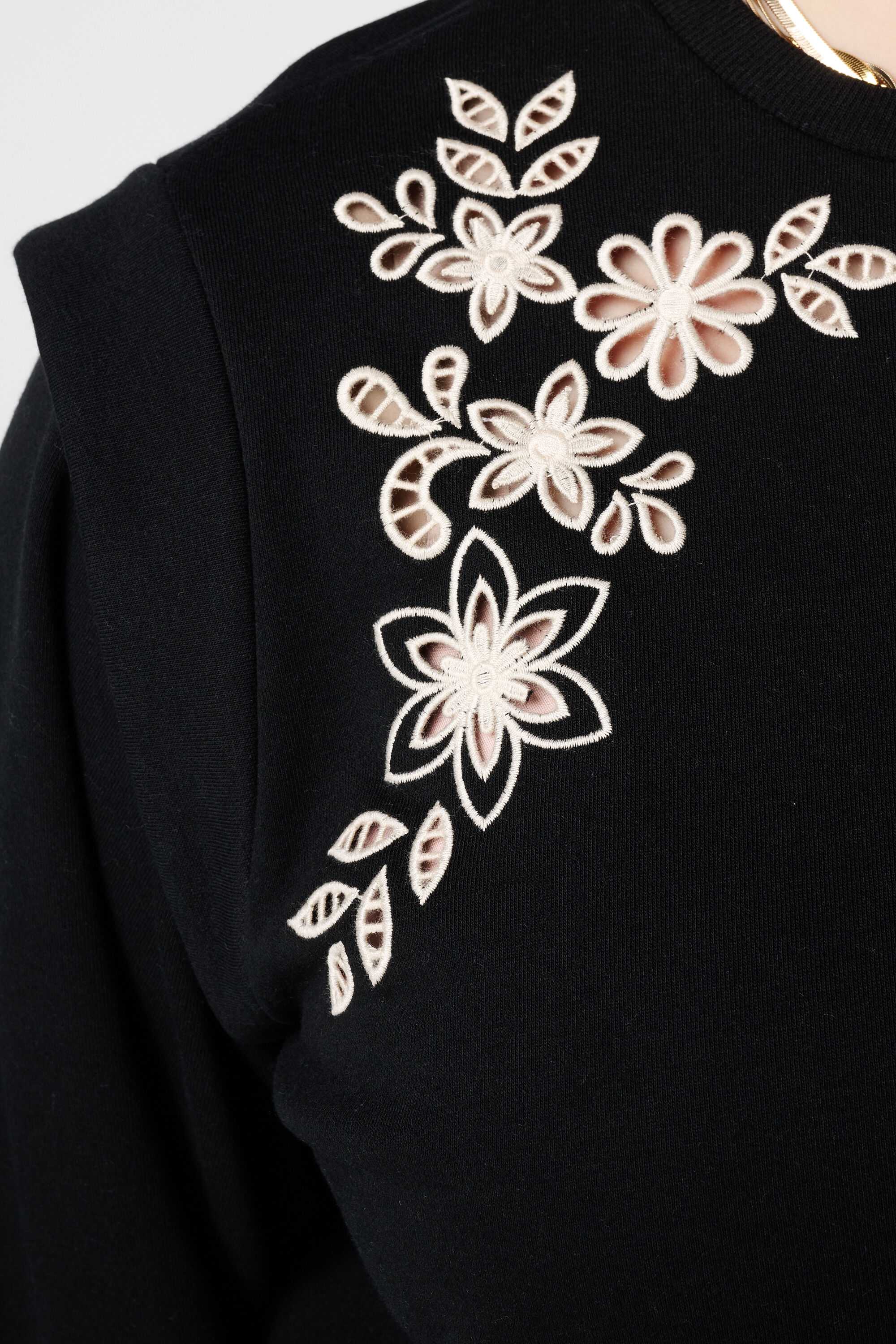 Sweatshirt mit durchbrochener Stickerei image number 6