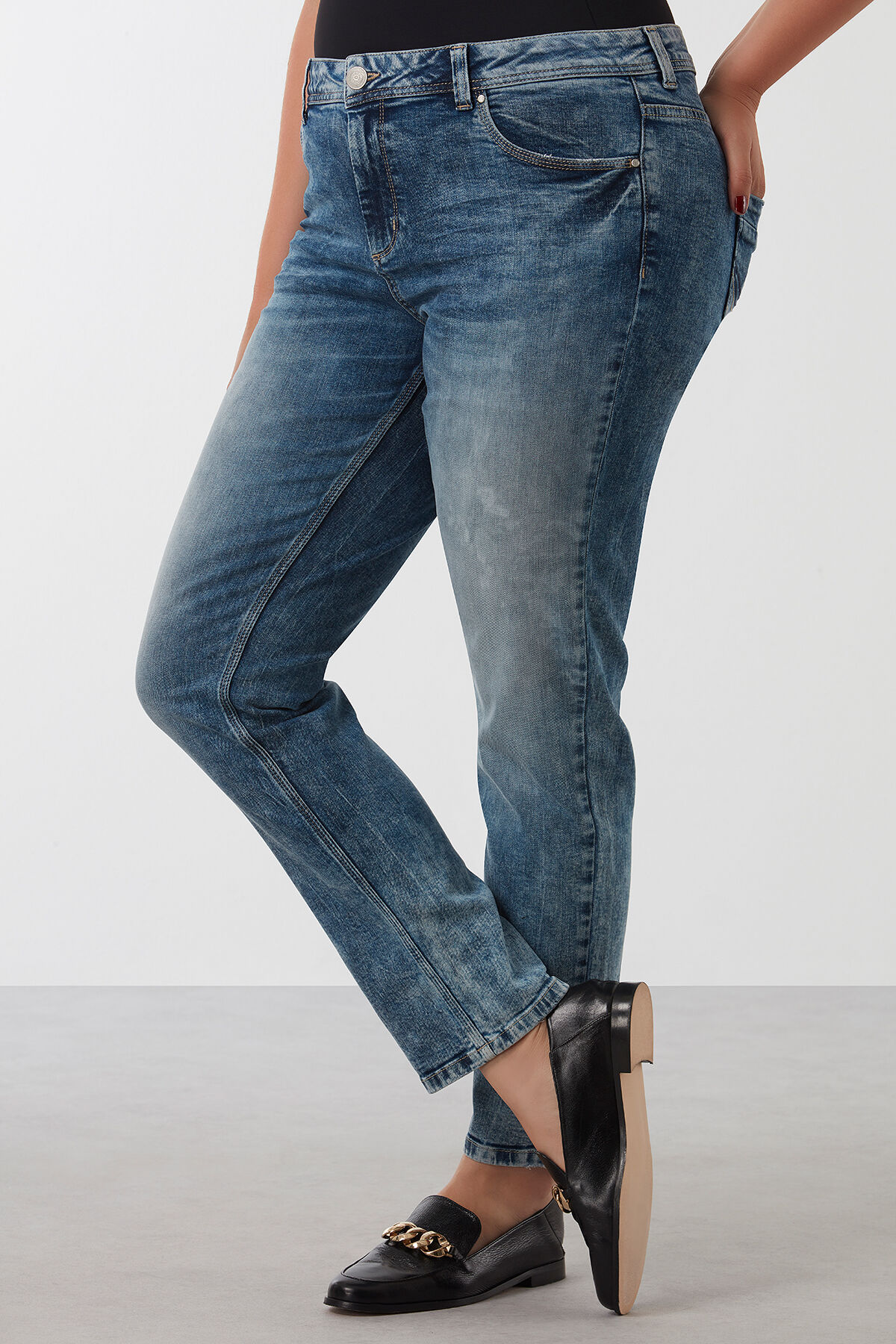 ROSE Loose-Leg Jeans image number 0