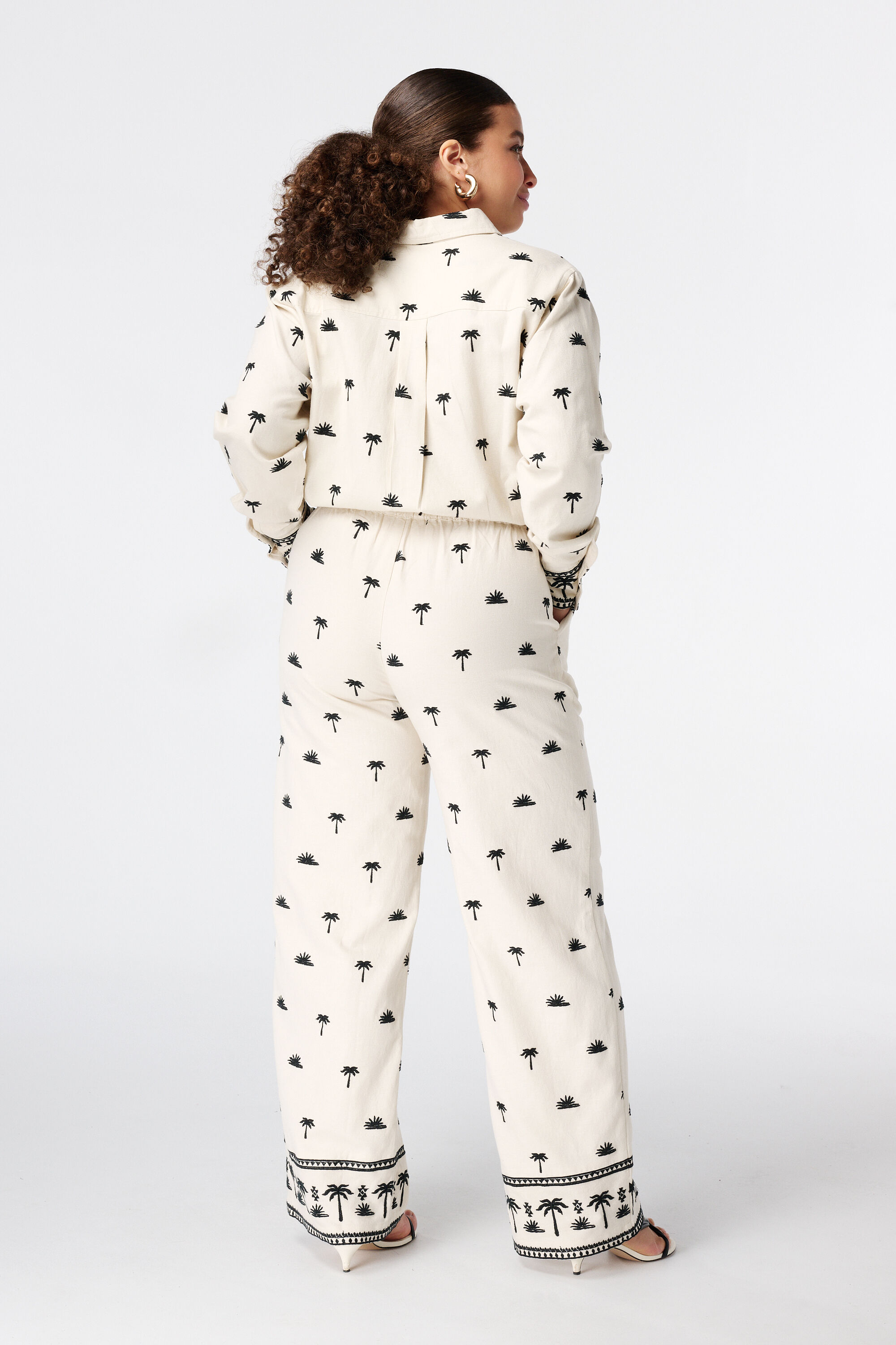 Hose mit Stickereidetails image number 3