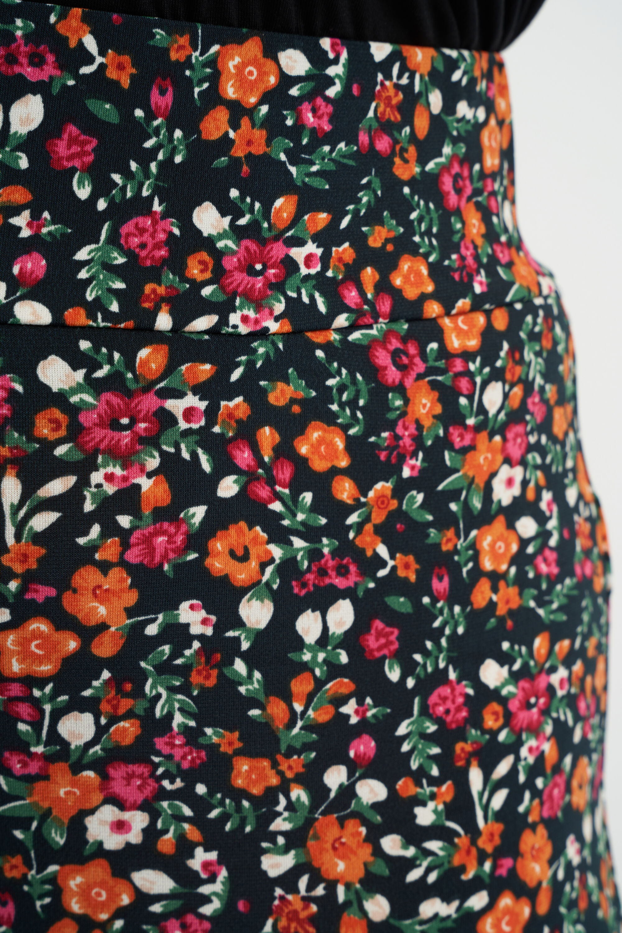 Ausgestellte Leggings mit Blumen-Print  image number 6