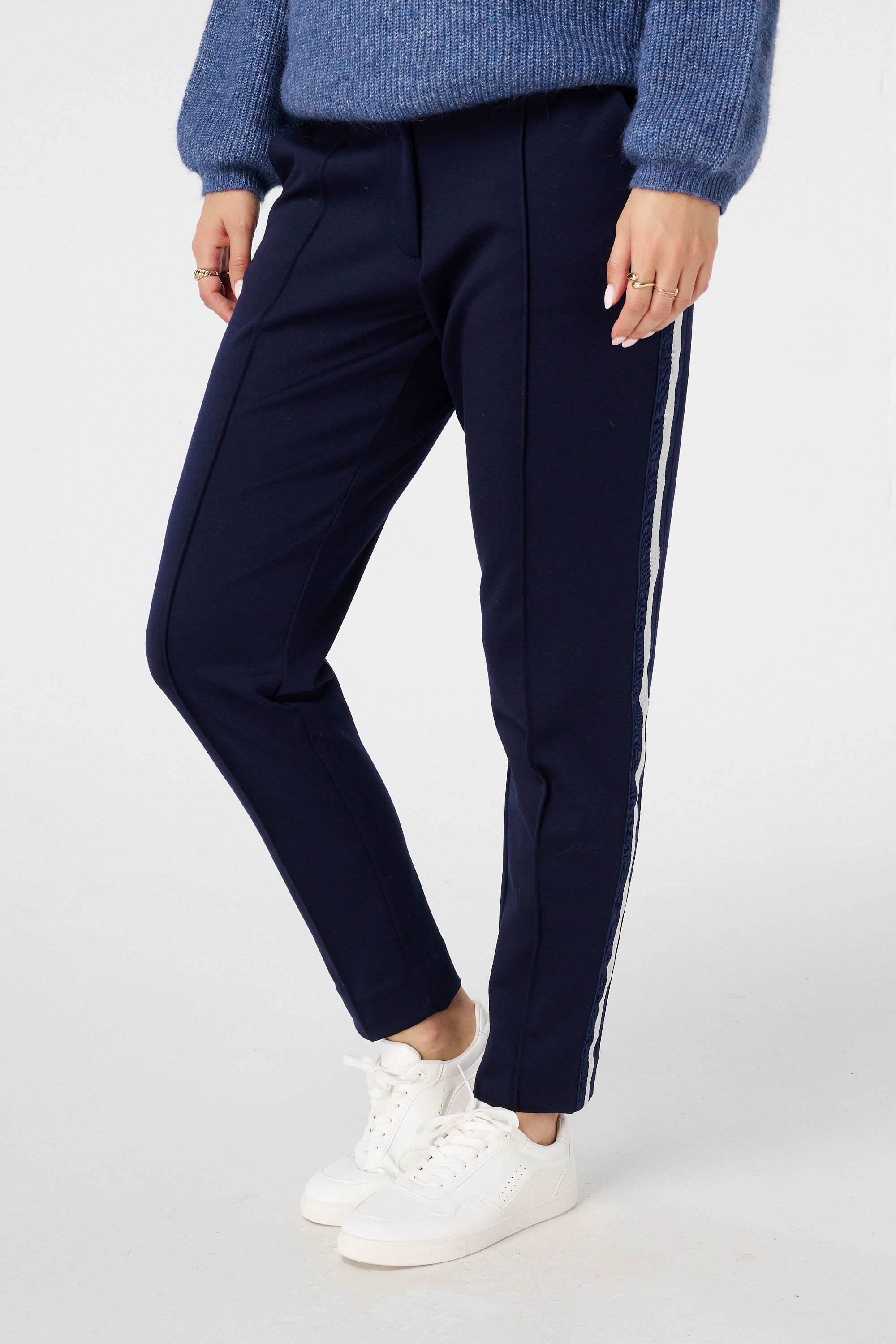 Tapered Hose mit seitlicher Paspelierung image number 5